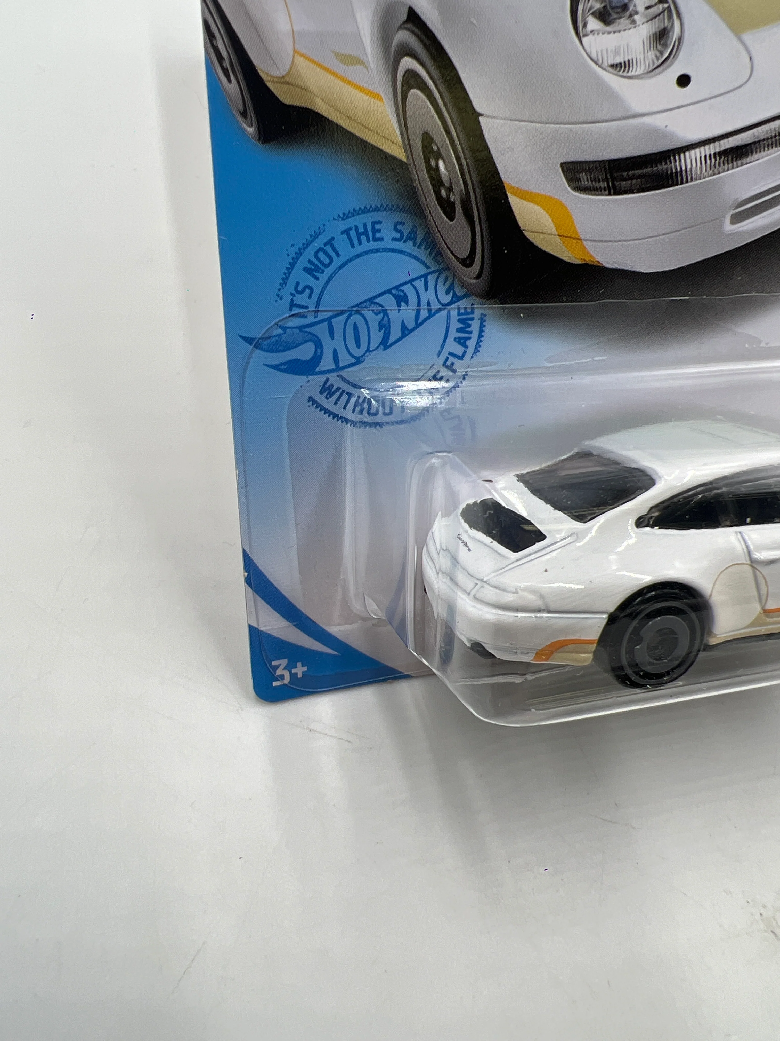 2020 HW Dream Garage #16 96 Porsche Carrera White 98C - Image 4