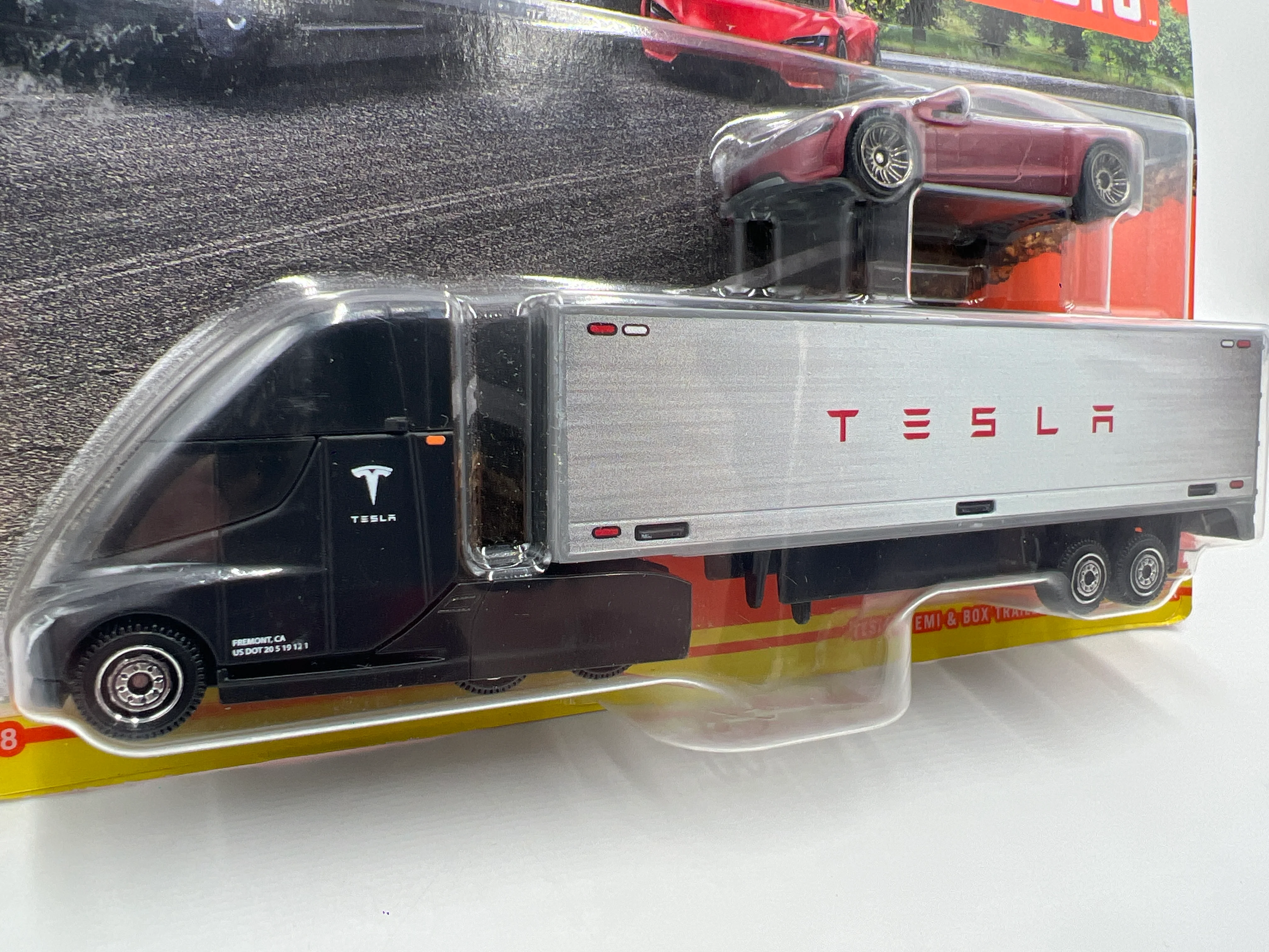 Matchbox Convoys #2 Tesla Semi & Box Trailer / Tesla Roadster Red - Image 2