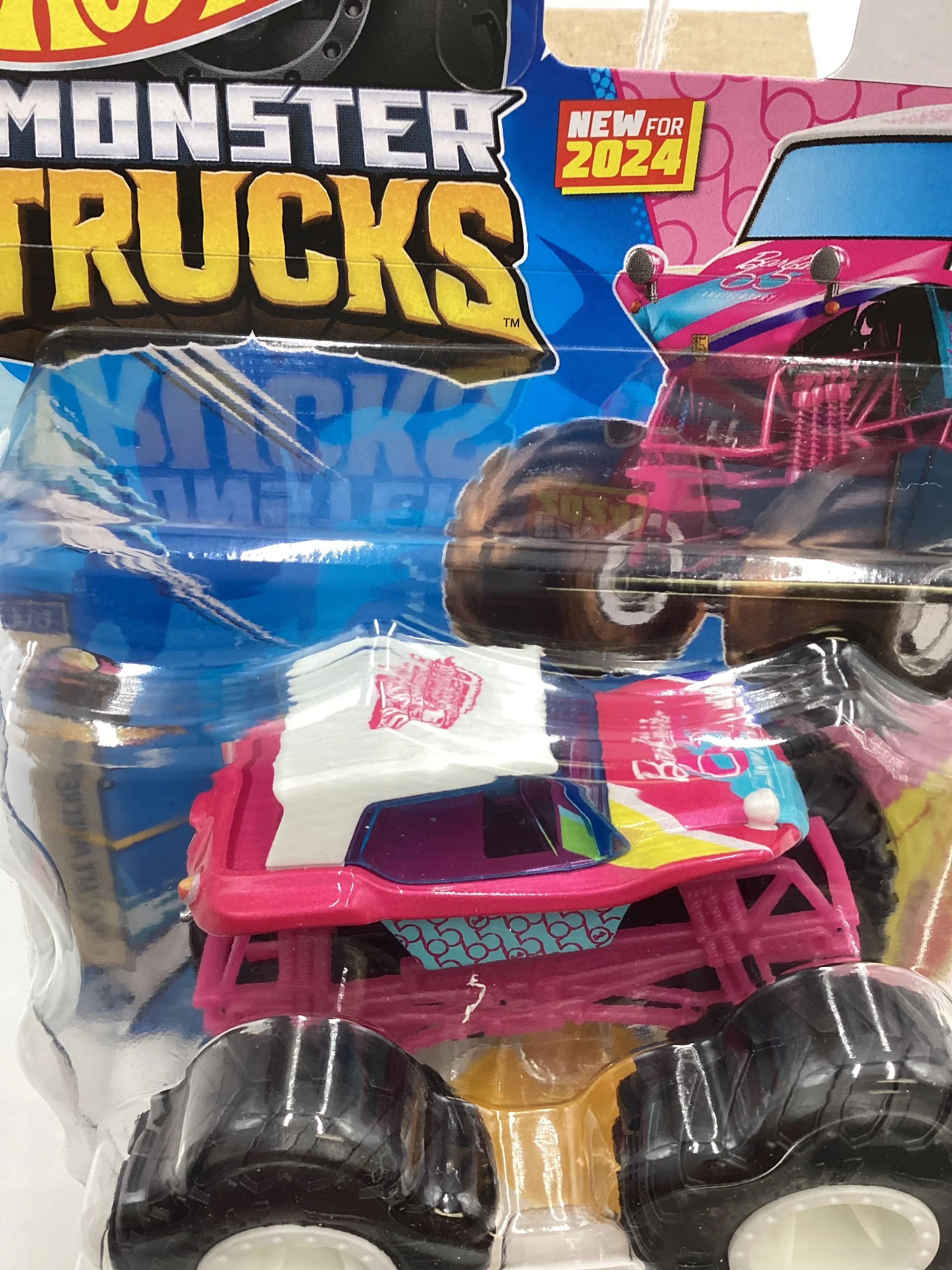 2024 Hot wheels Monster Trucks Freestyle Wreckers #8 Meyers Manx Barbie Pink 132A - Image 4