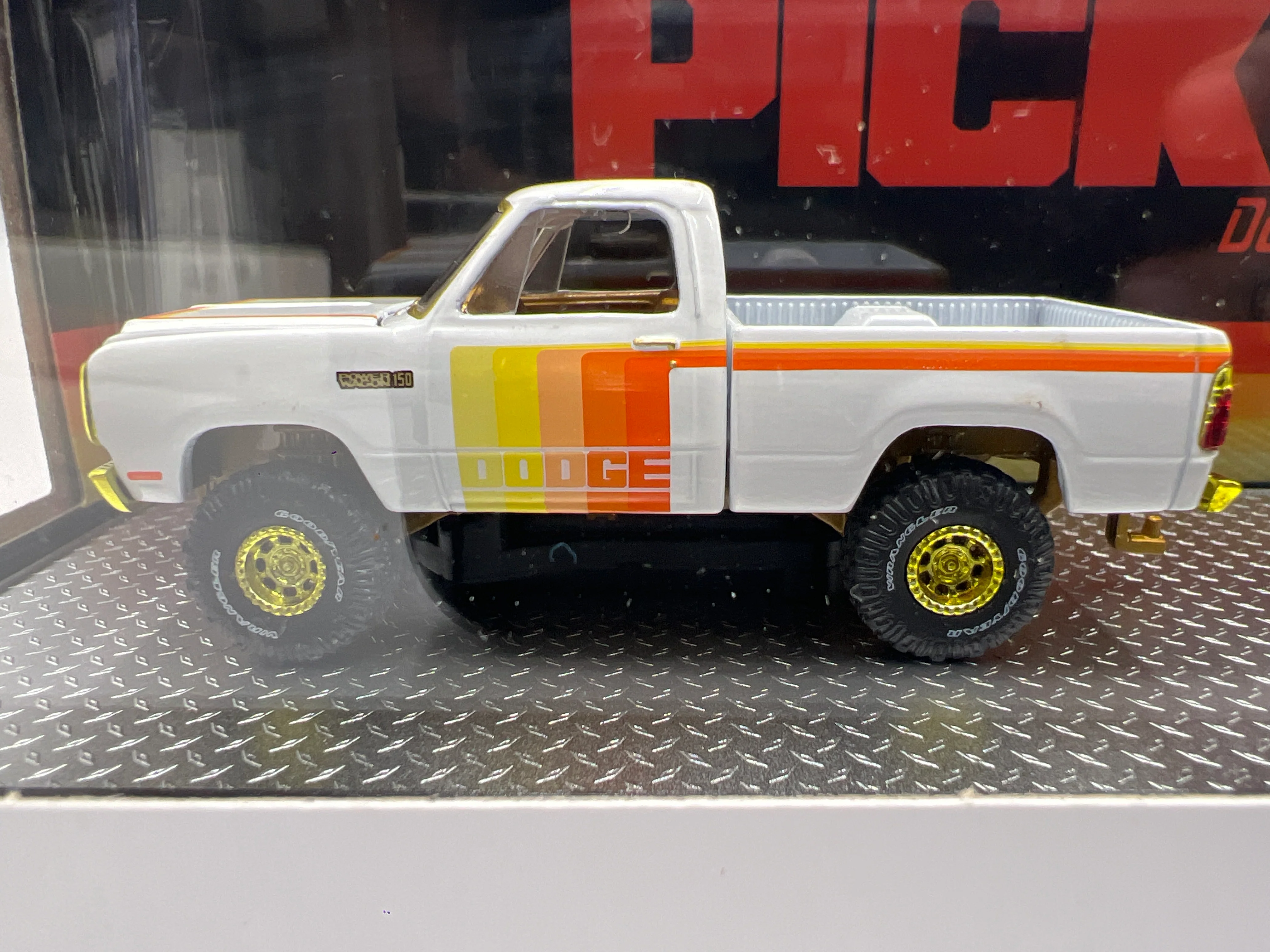 2024 M2 Machines Pick-M-Up Hauler 1979 Dodge 150 Power Wagon Pick-M-Up & 1969 Plymouth Road Runner Hemi R77 CHASE - Image 3
