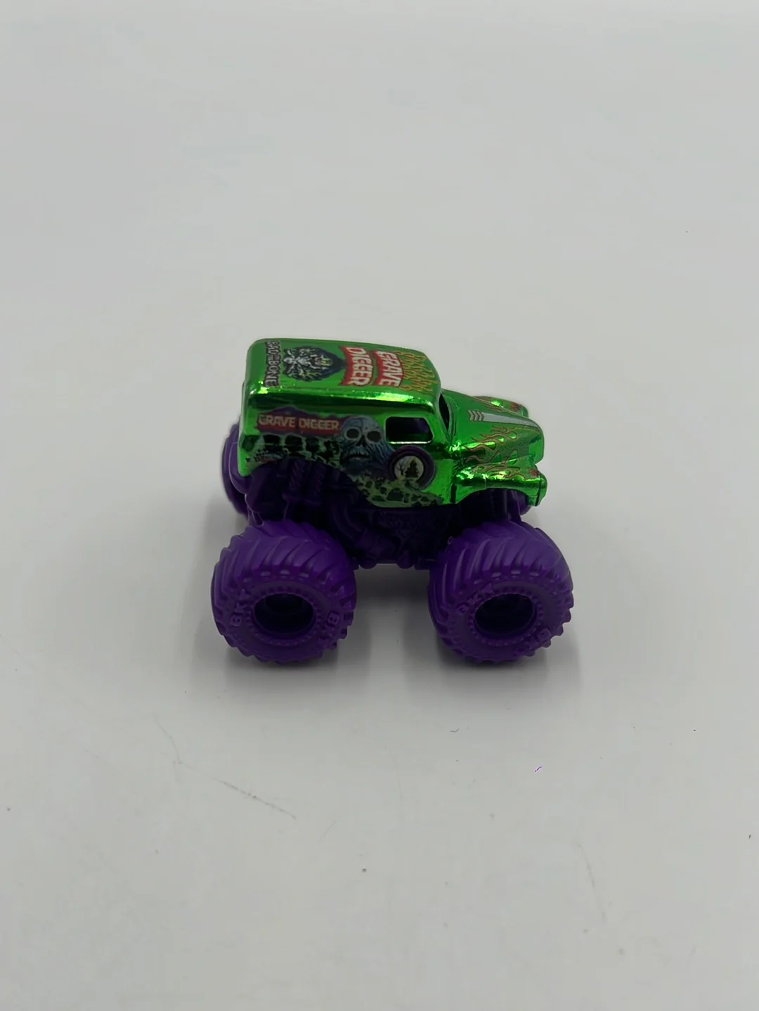 2024 Spin Master Monster Jam Mini Series 14 #371 Grave Digger Chase - Image 2
