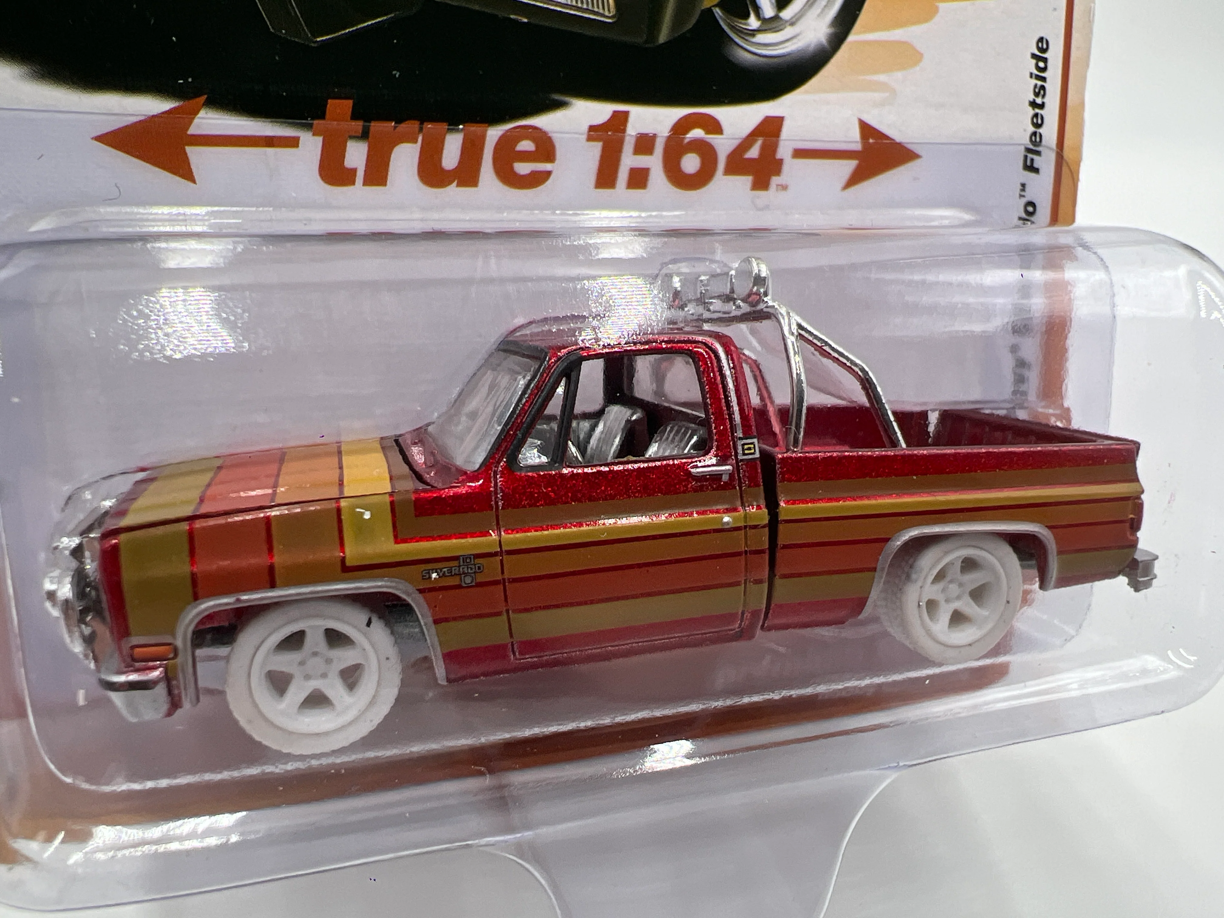 2025 Auto World Muscle Trucks Hobby Exclusive Special Edition Ultra Red CHASE 1981 Chevy Silverado Fleetside W/Protector - Image 2