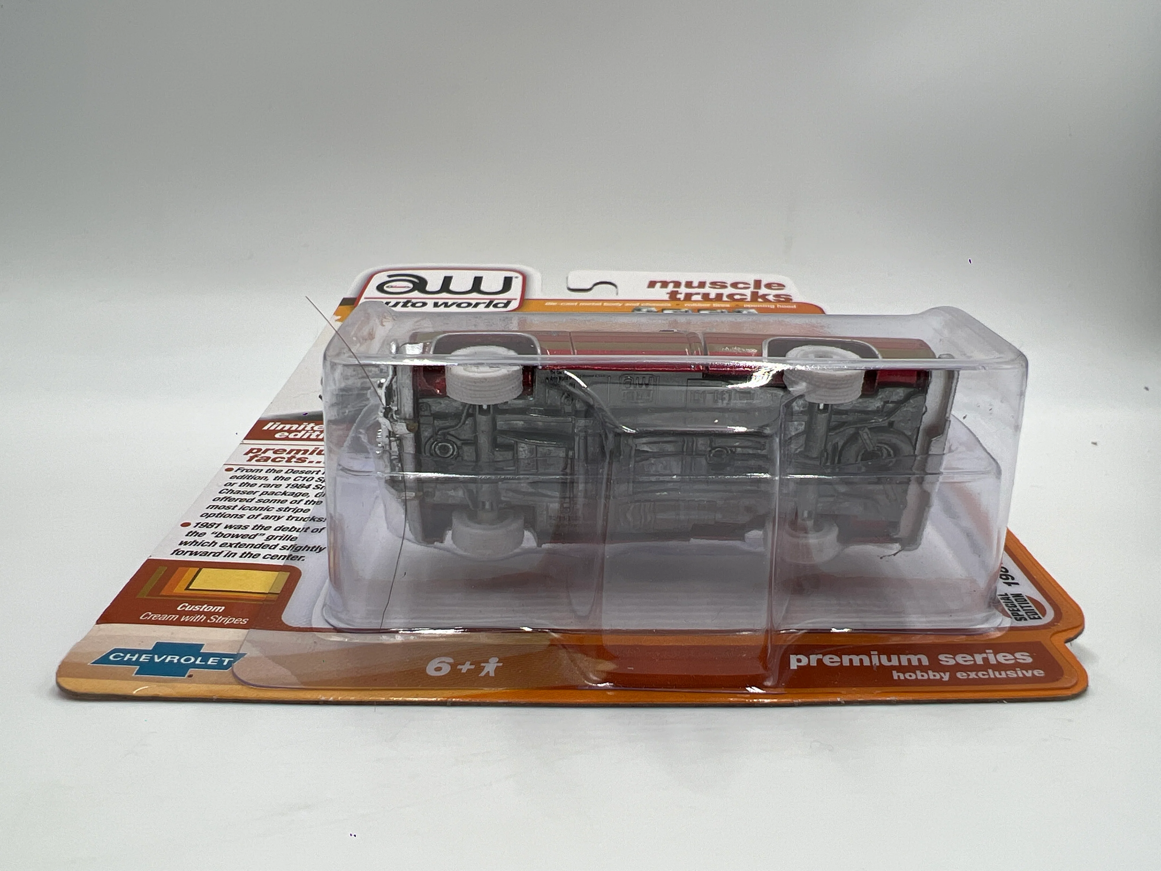 2025 Auto World Muscle Trucks Hobby Exclusive Special Edition Ultra Red CHASE 1981 Chevy Silverado Fleetside W/Protector - Image 5