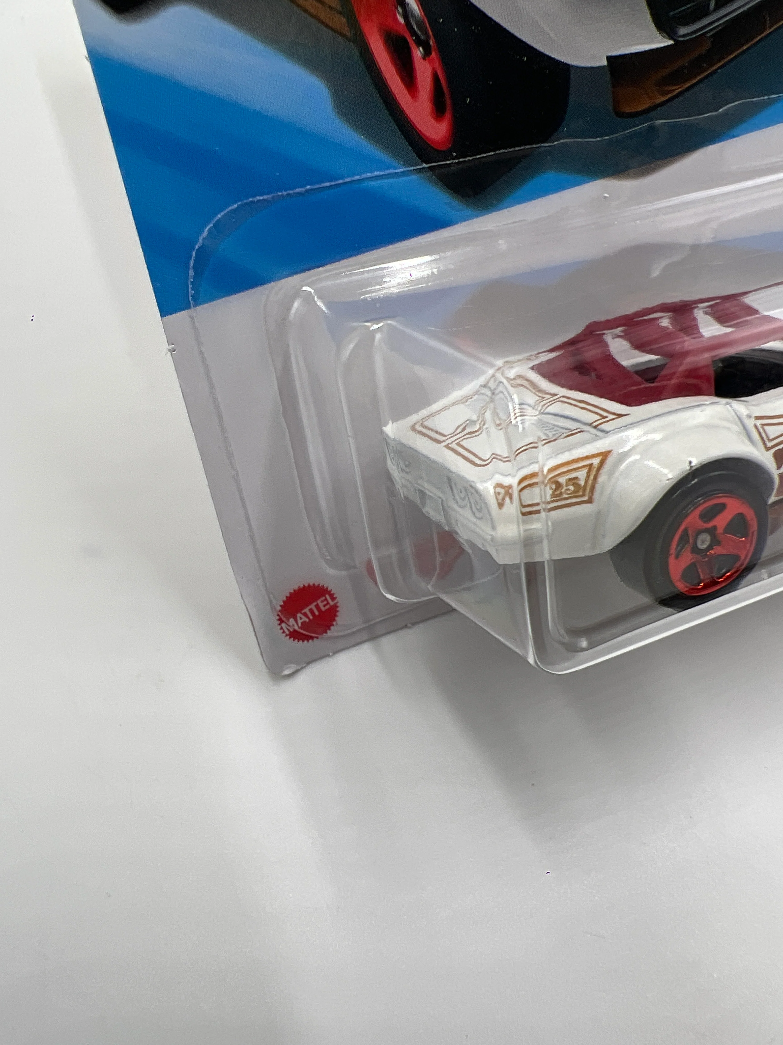 2025 Hot Wheels D Case #51 69 Corvette Racer Valentines Day White 16G - Image 4