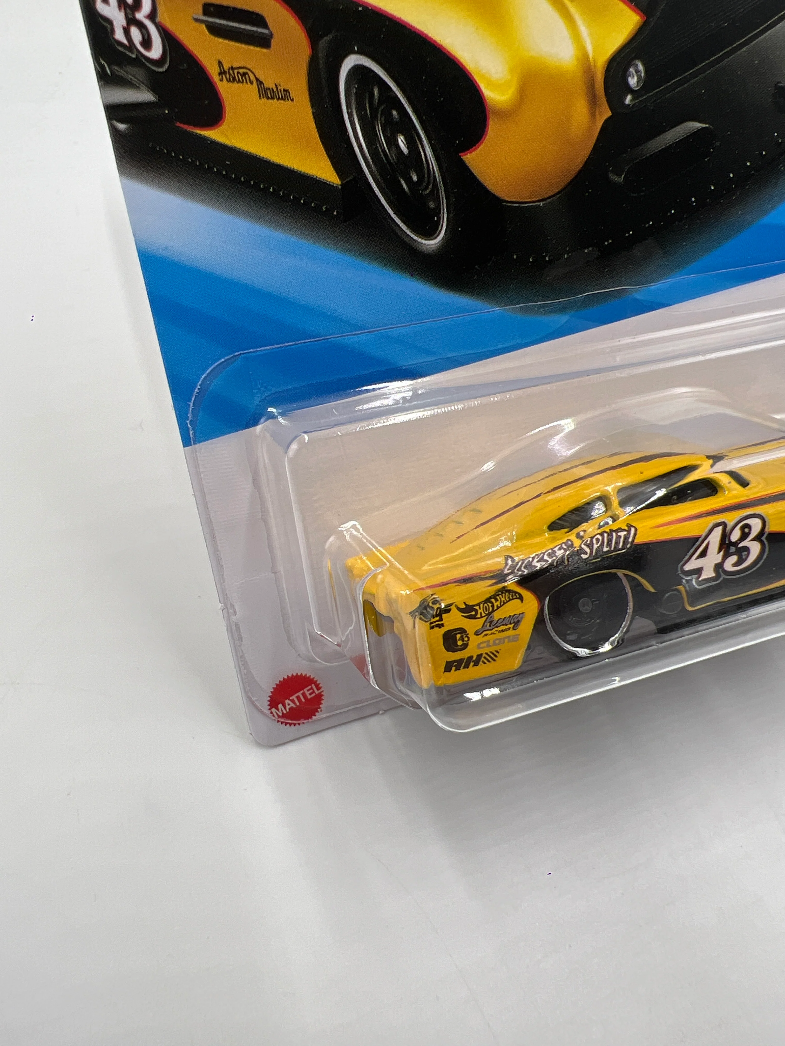 2025 Hot Wheels Garage #107 Aston Martin DB4GT High-Speed Edition Yellow 67A - Image 4