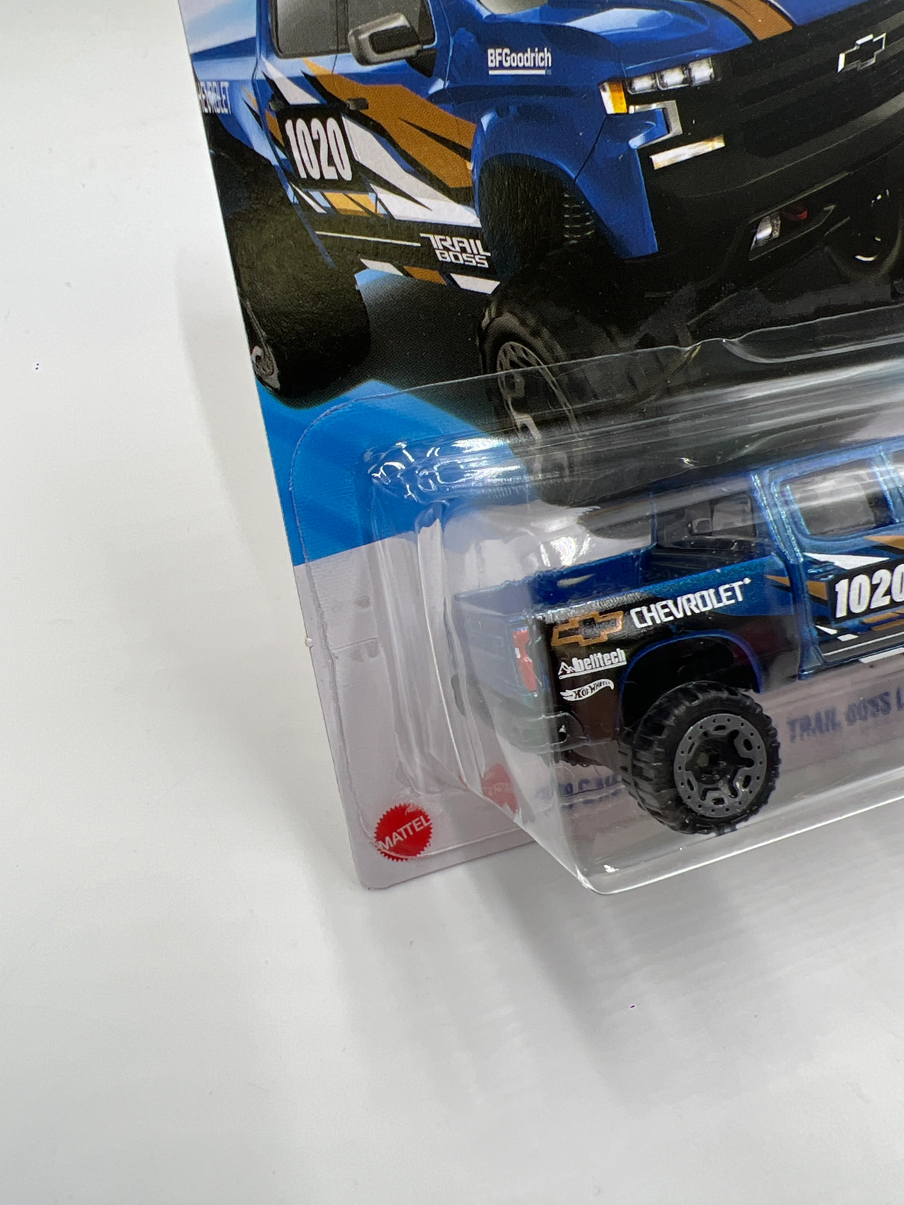 2025 Hot Wheels J Case HW Dirt #152 19 Chevy Silverado Trail Boss LT Blue 17i - Image 5