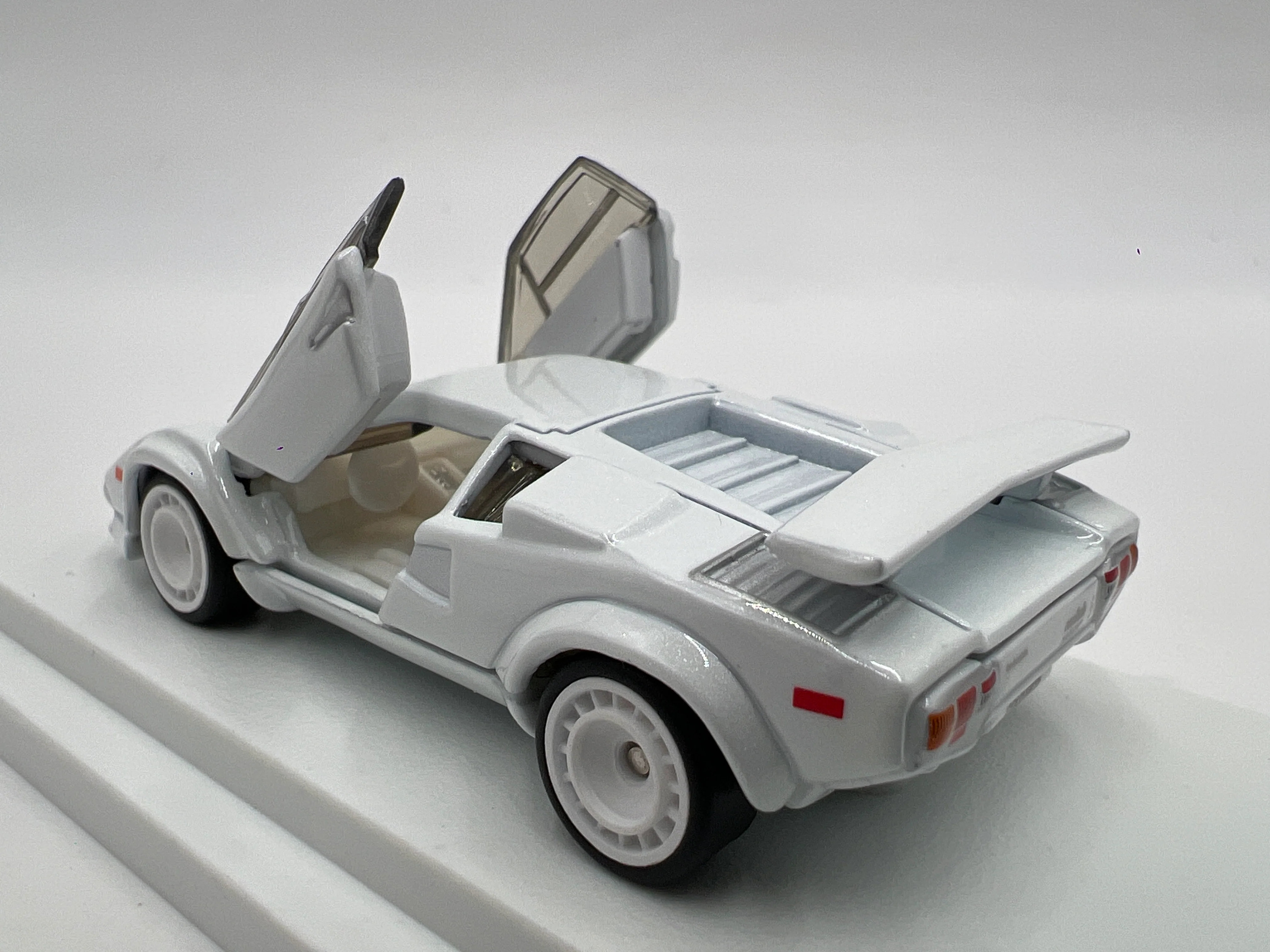 2025 Hot Wheels RLC Holiday Edition 1982 Lamborghini Countach LP 500 S White - Image 3