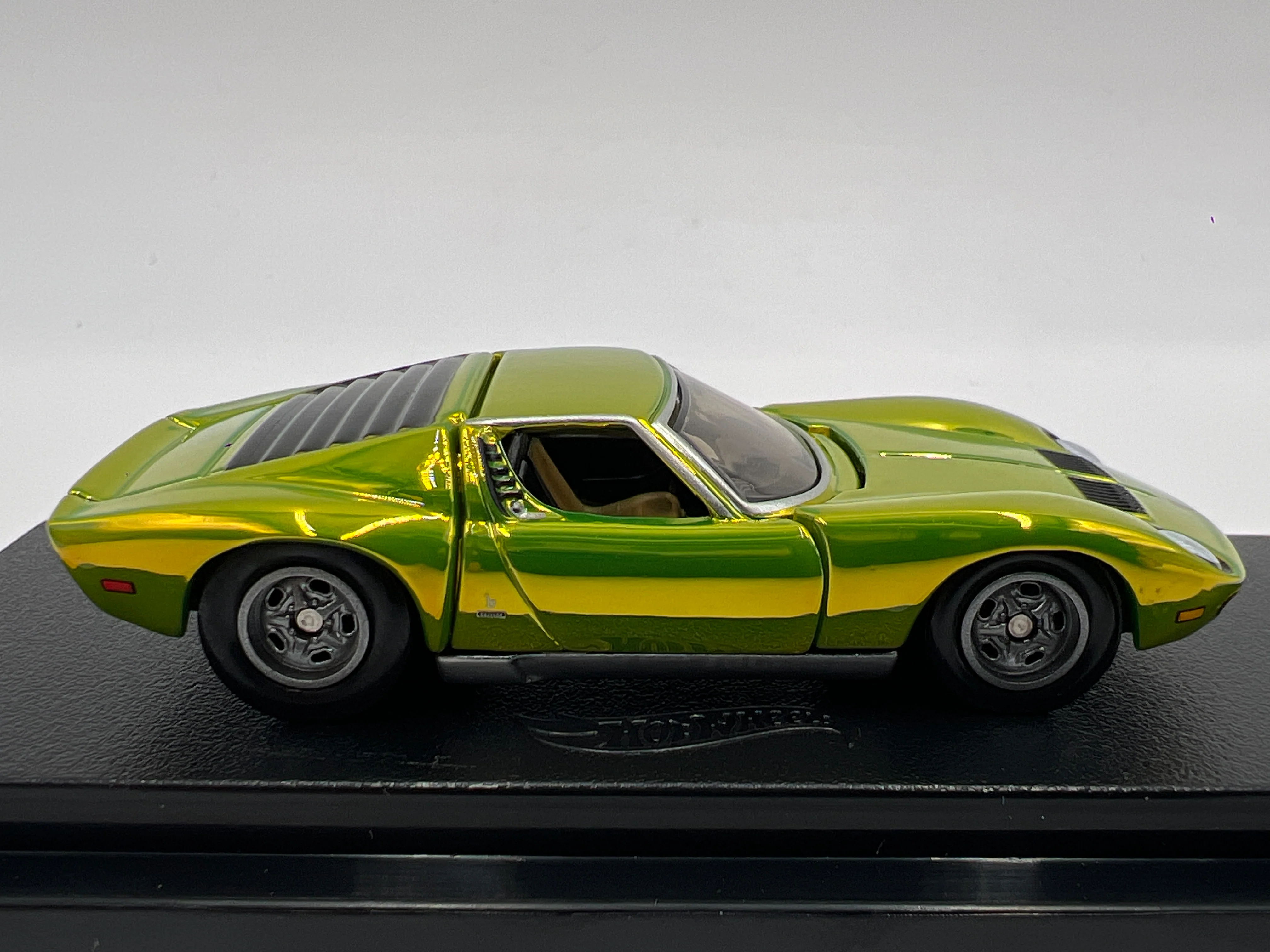 2025 Hot Wheels RLC 71 Lamborghini Miura P400 SV Antifreeze Green - Image 4
