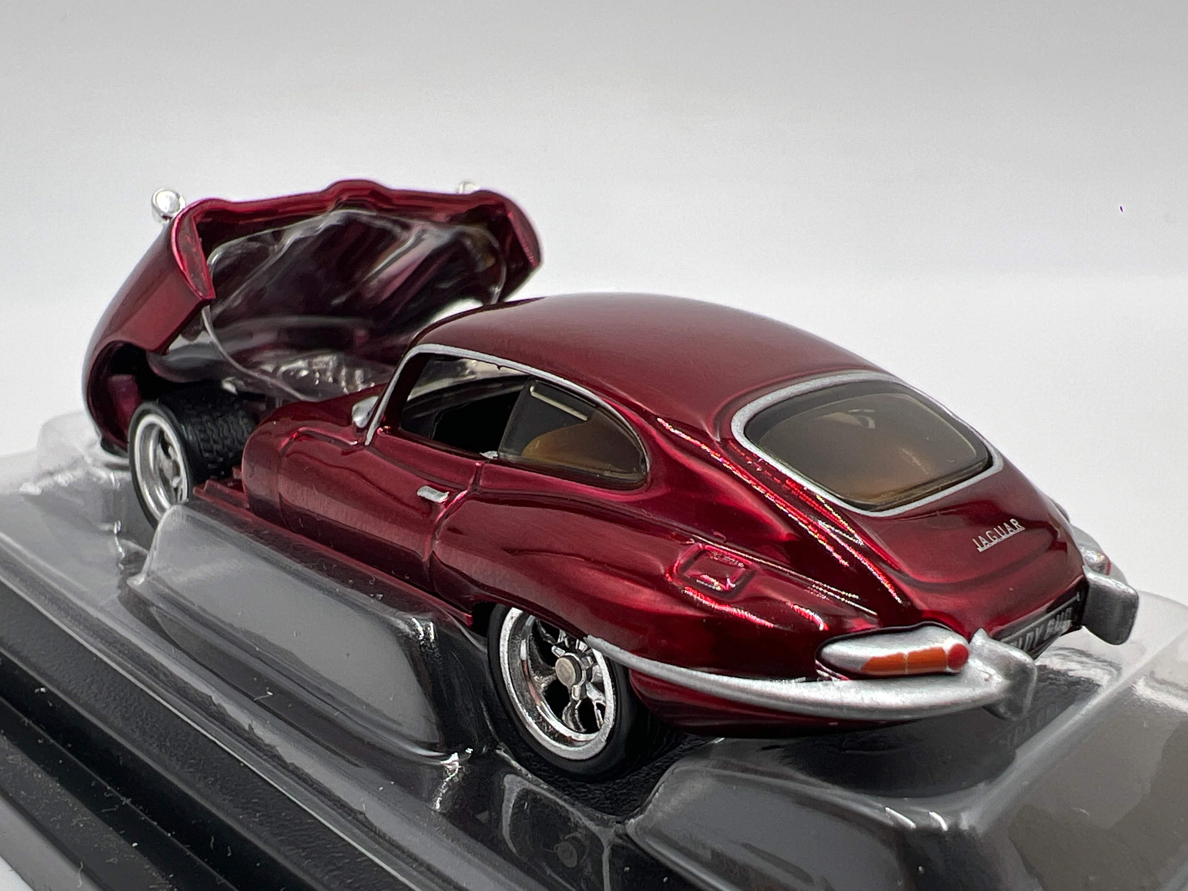 2025 Hot Wheels RLC 1964 Jaguar E-Type Red - Image 3