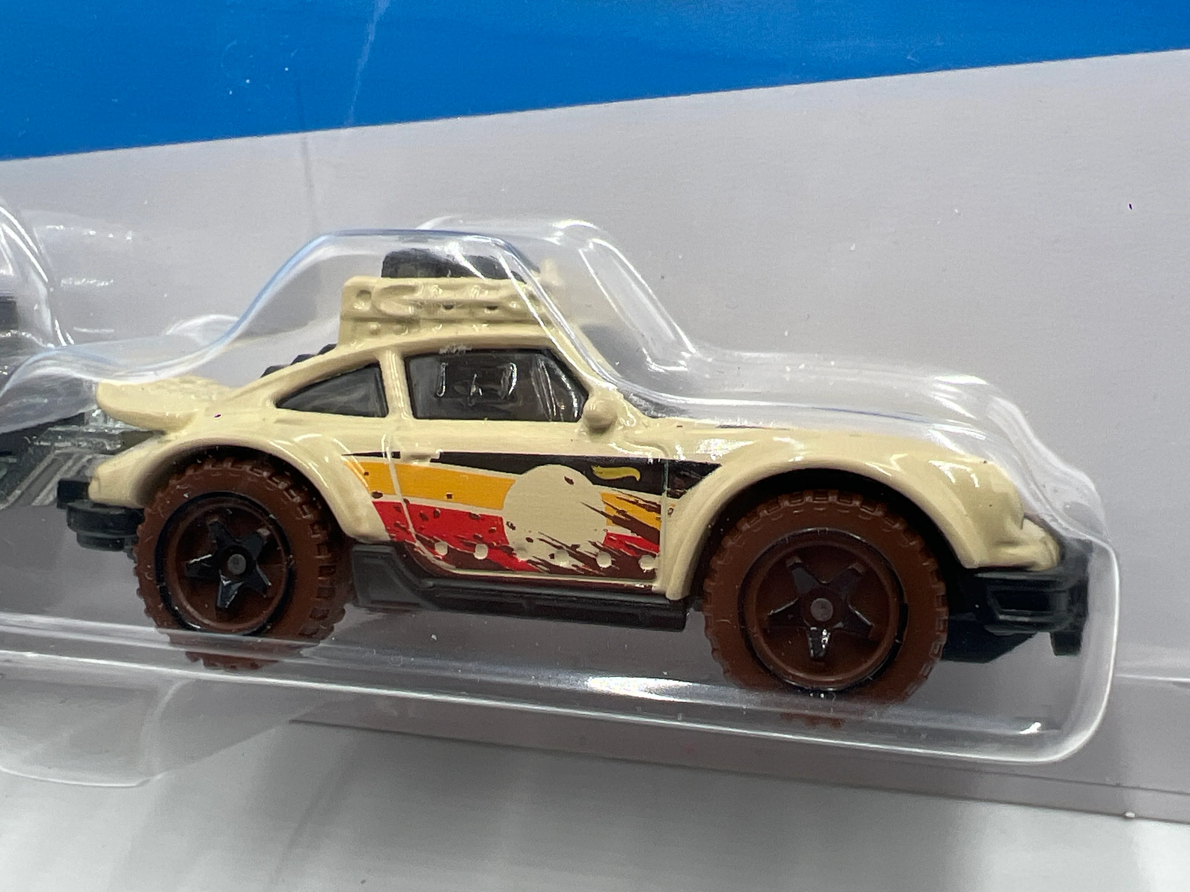 2025 Hot Wheels Track Fleet Porsche 911 Off-Roader Tan W/Black Trailer - Image 2