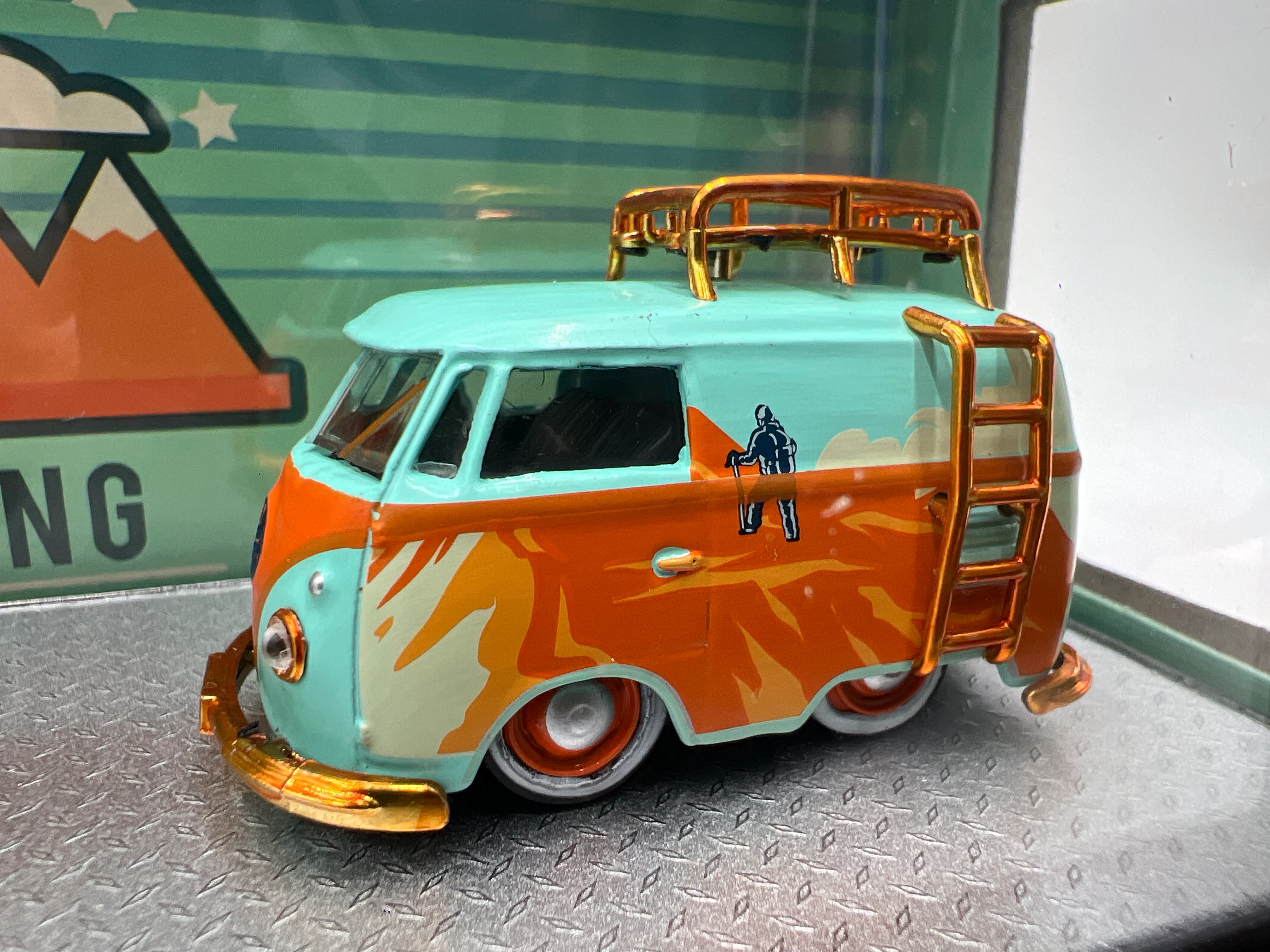 2025 M2 Machines Auto Haulers CHASE 1959 VW Double Cab Truck USA Model & 1960 VW Delivery Van & Trailer R85 - Image 5