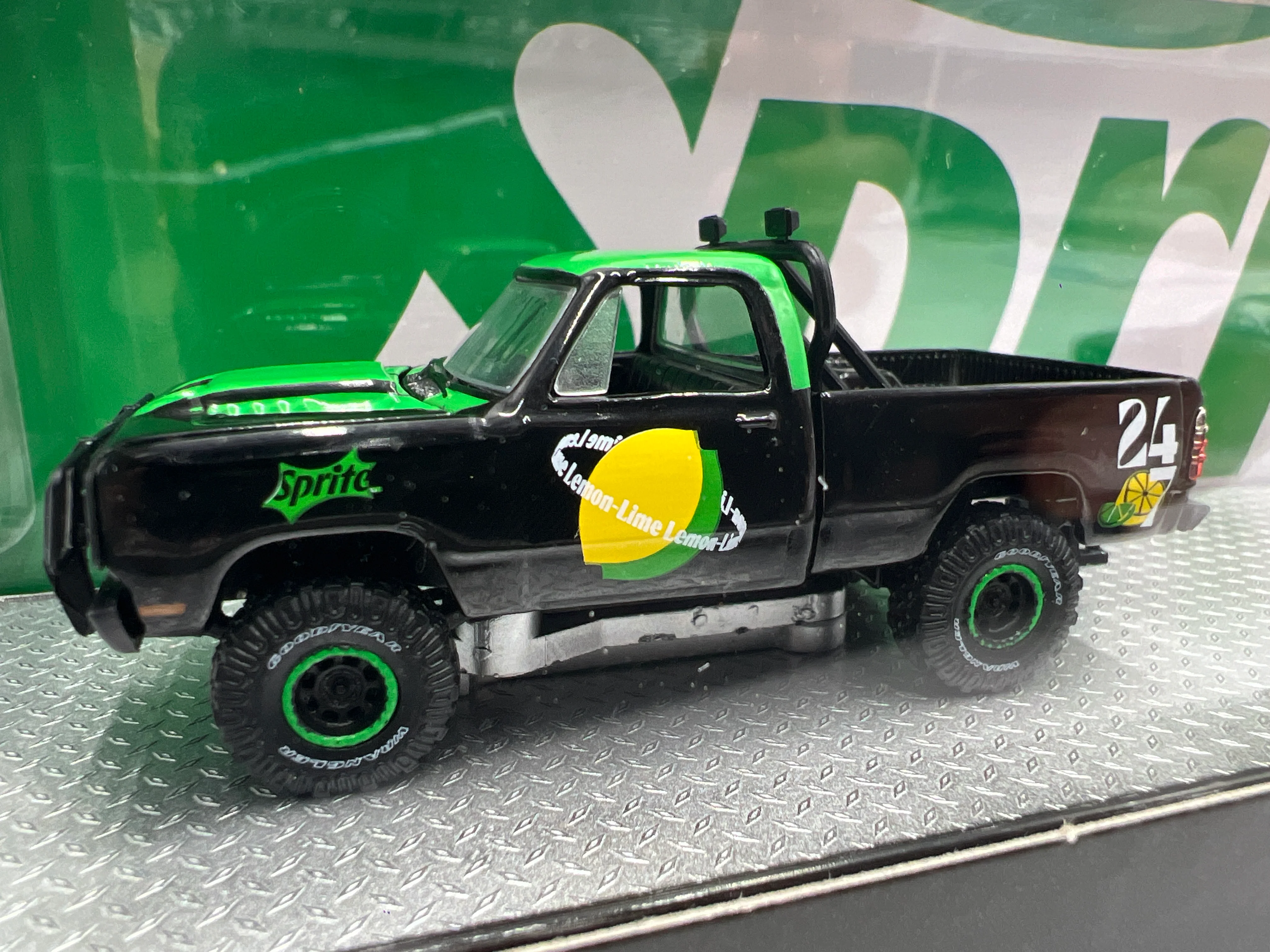 2025 M2 Machines Auto Haulers Sprite 1974 Dodge W200 Power Wagon & 1970 Dodge Super Bee Hemi TW37 - Image 3