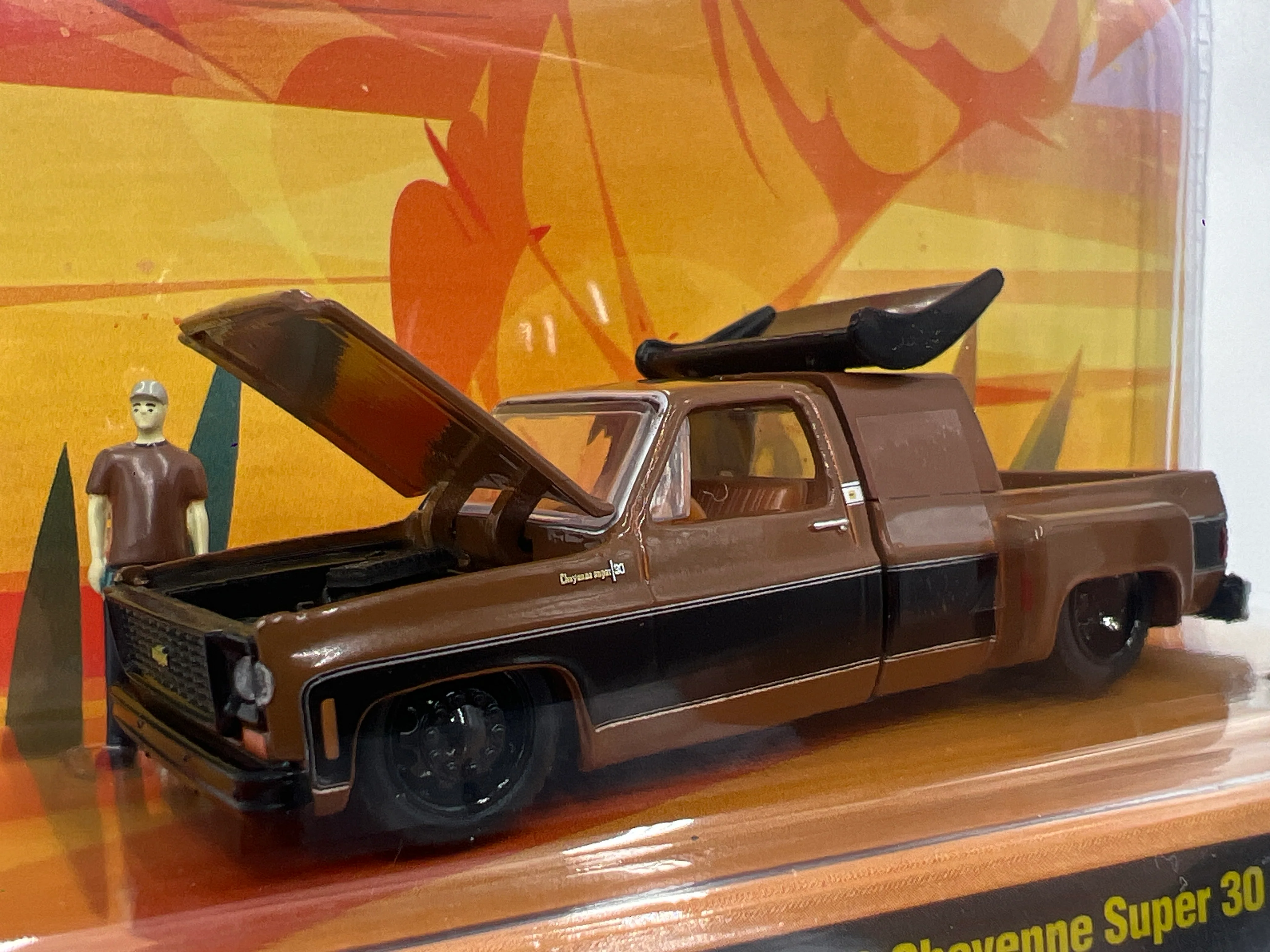2025 M2 Machines Diorama 1973 Chevrolet Cheyenne Super 30 Brown R14 197G - Image 2