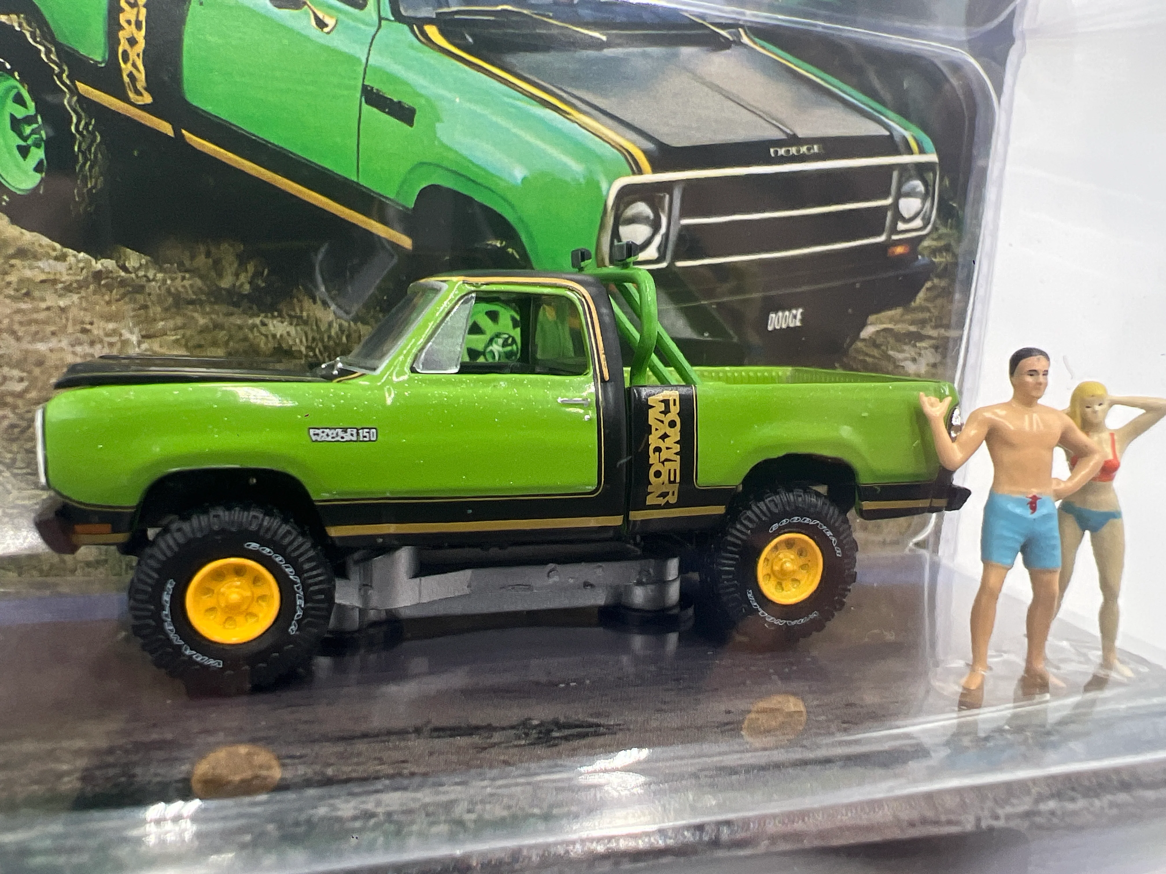 2025 M2 Machines Diorama 1979 Dodge 150 Macho Power Wagon Green R15 197C - Image 2