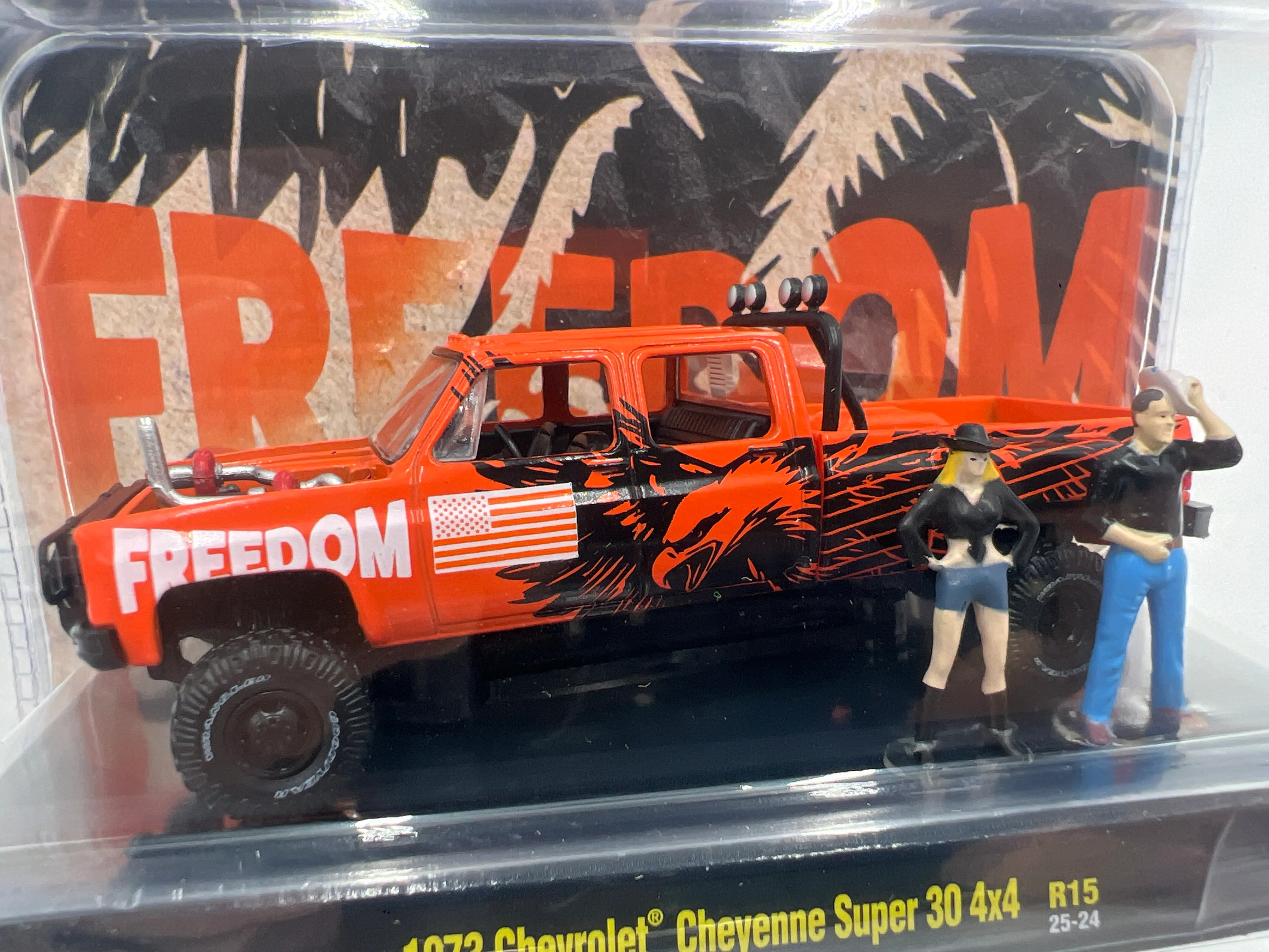 2025 M2 Machines Diorama 1973 Chevrolet Cheyenne Super 30 4x4 R15 198E - Image 2
