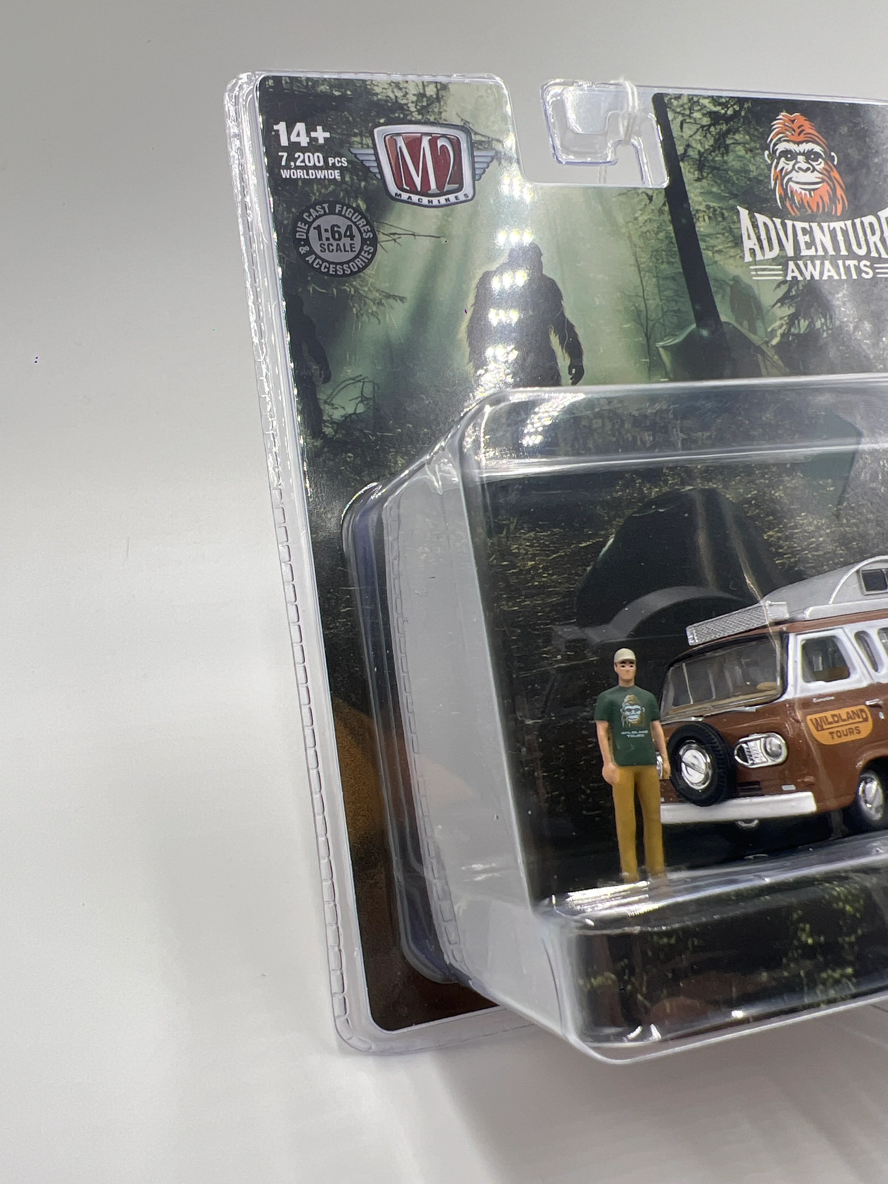 2025 M2 Machines Diorama 1965 Ford Econoline Camper Van R13 199F - Image 4
