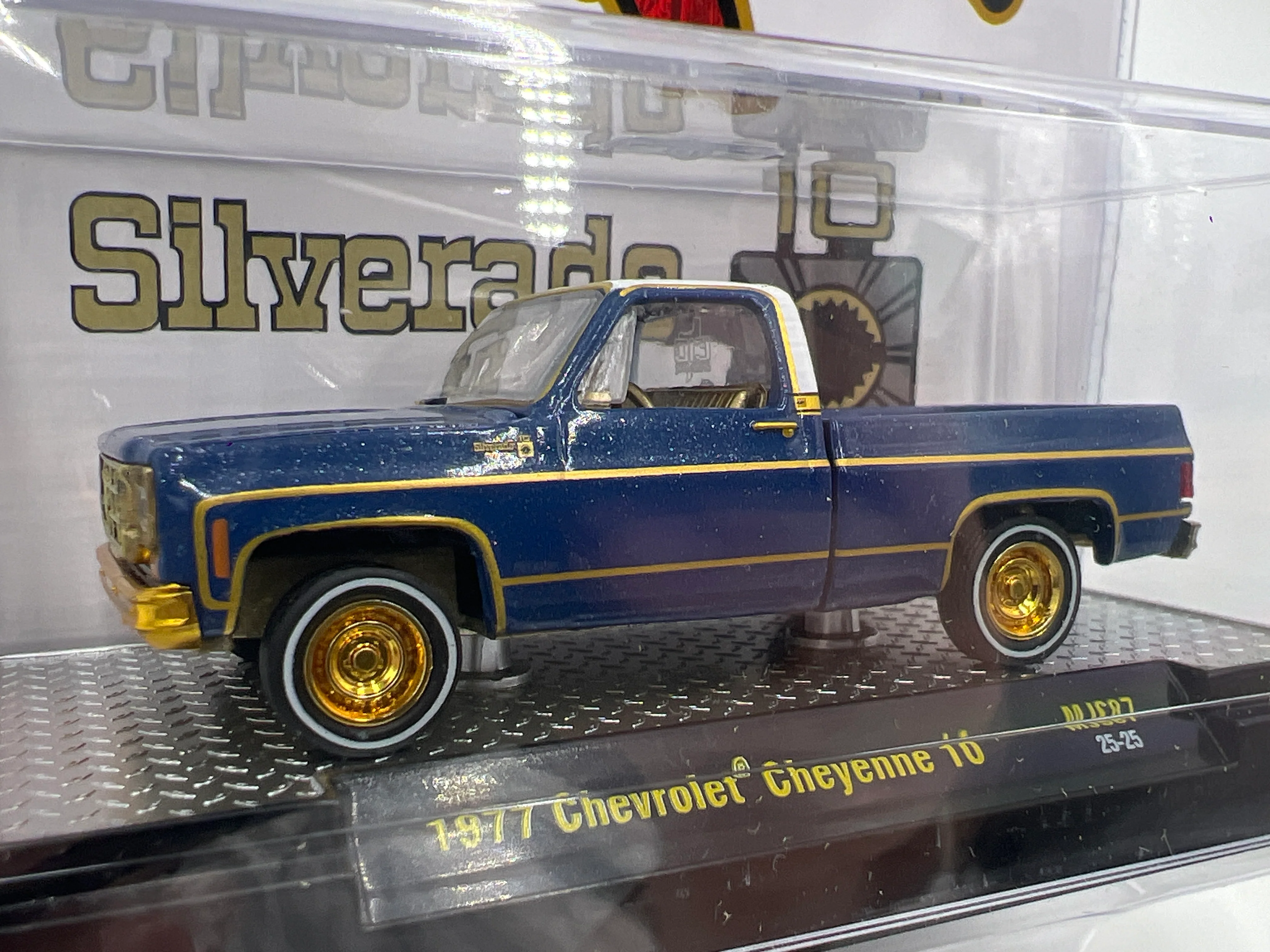 2025 M2 Machines Mijo Exclusives CHASE C10s In The Park 1977 Chevrolet Cheyenne 10 Blue MJS87 - Image 2