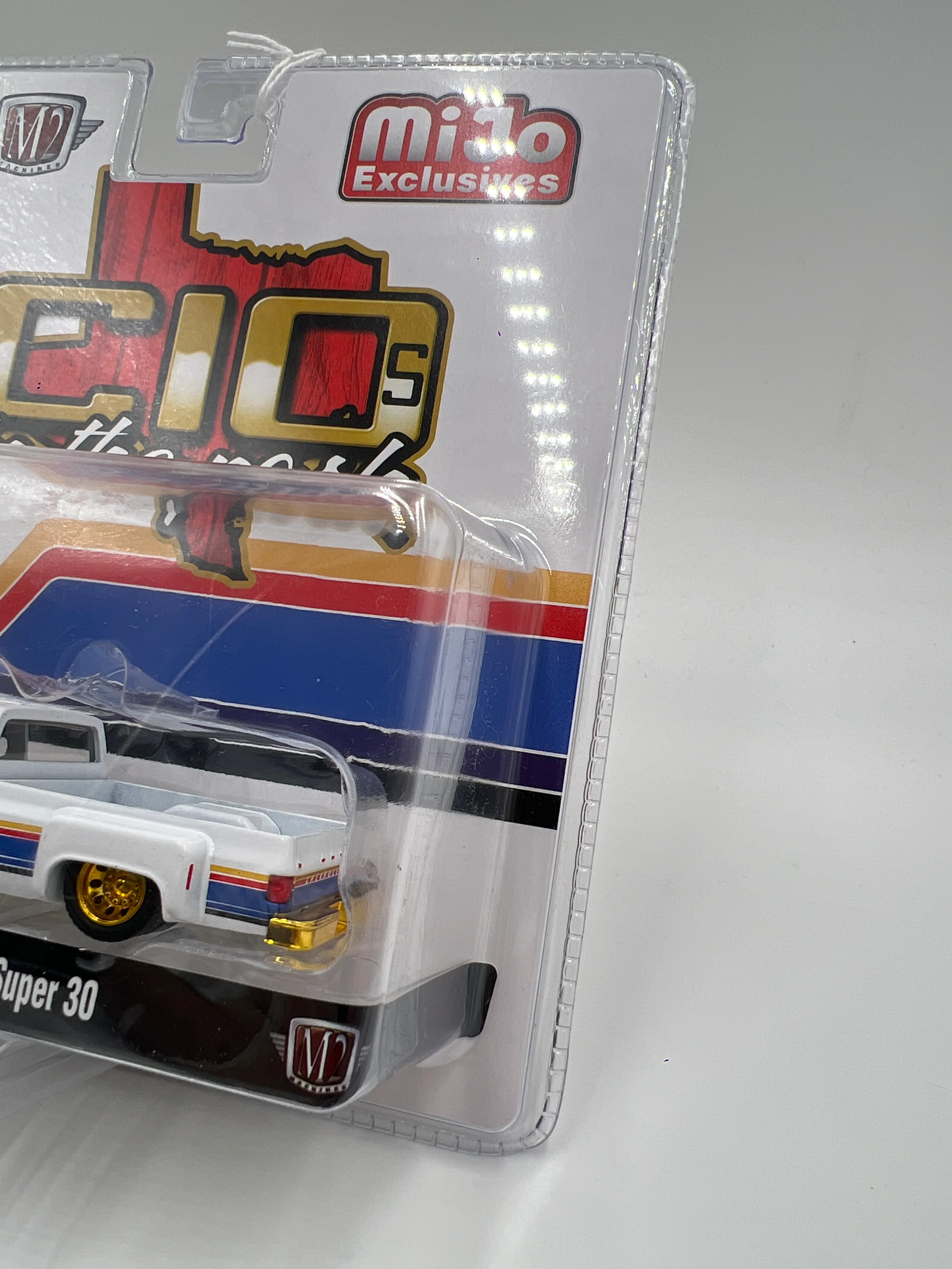 2025 M2 Machines Mijo Exclusives CHASE C10s In The Park 1975 Chevrolet Cheyenne Super 30 White MJS08 - Image 3