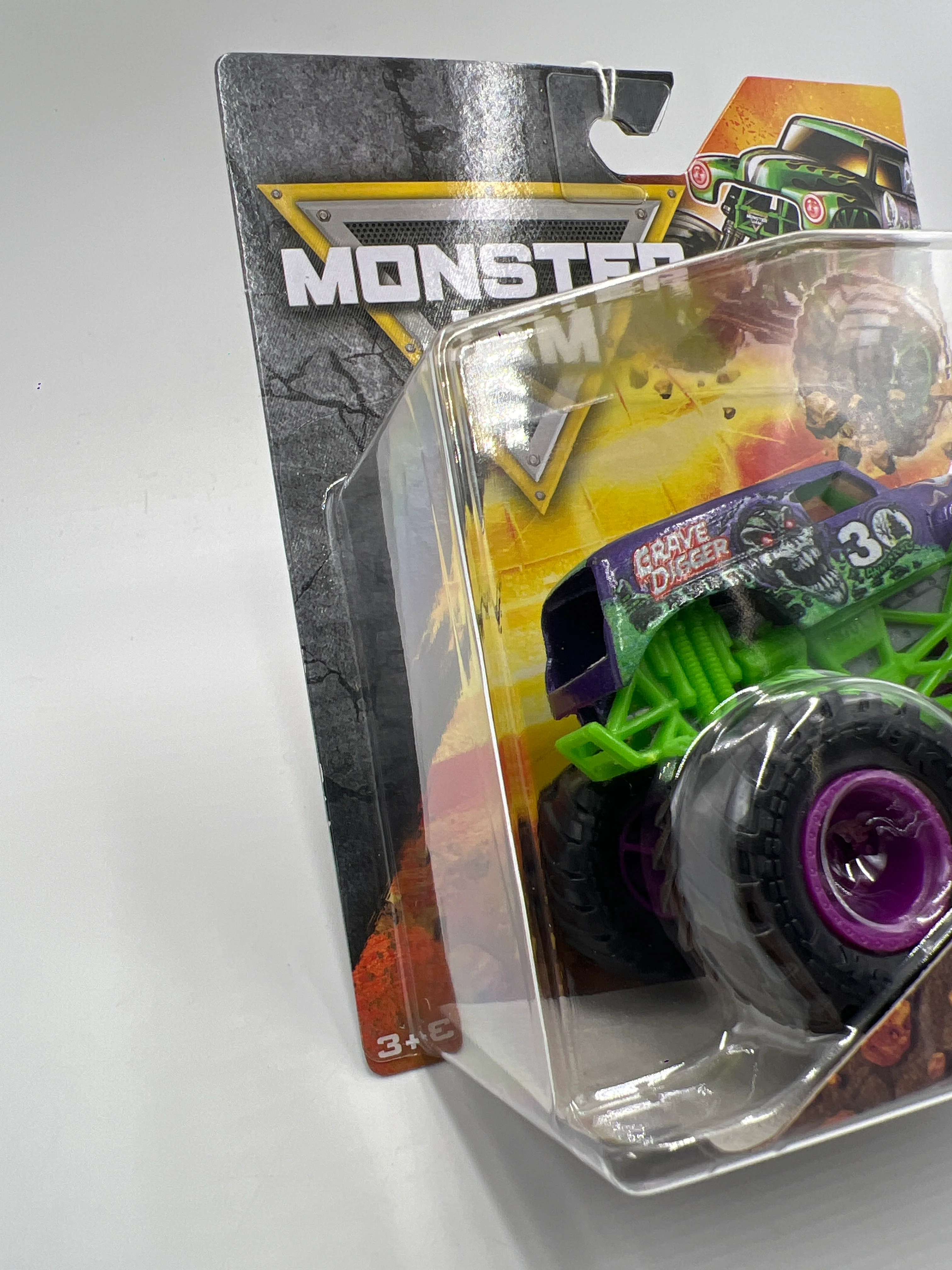 Monster Jam Series 1 Grave Digger 30th Anniversary Purple 132D - Image 4