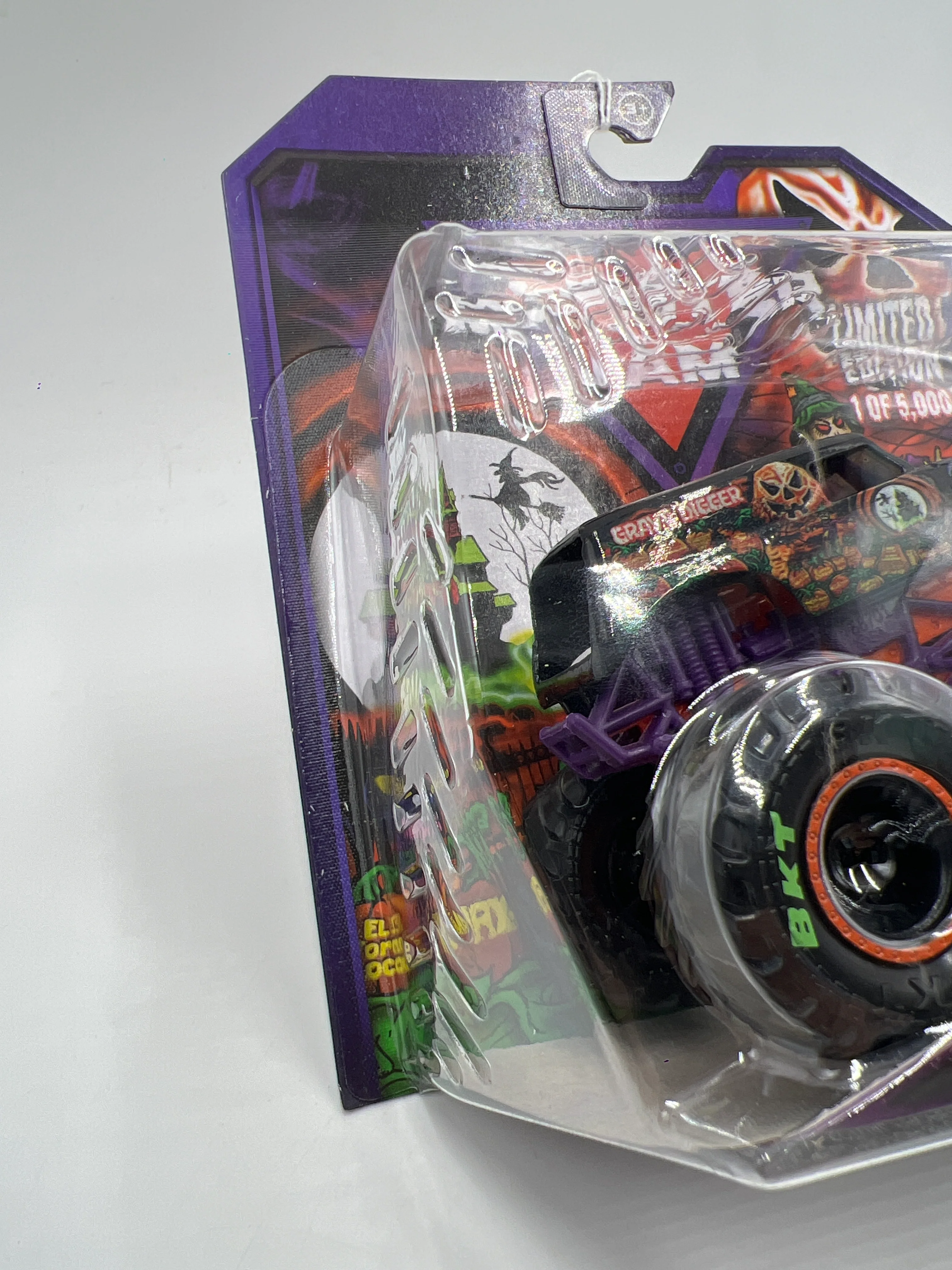 2025 Monster Jam Happy Halloween Limited Edition 1/5000 Grave Digger - Image 4