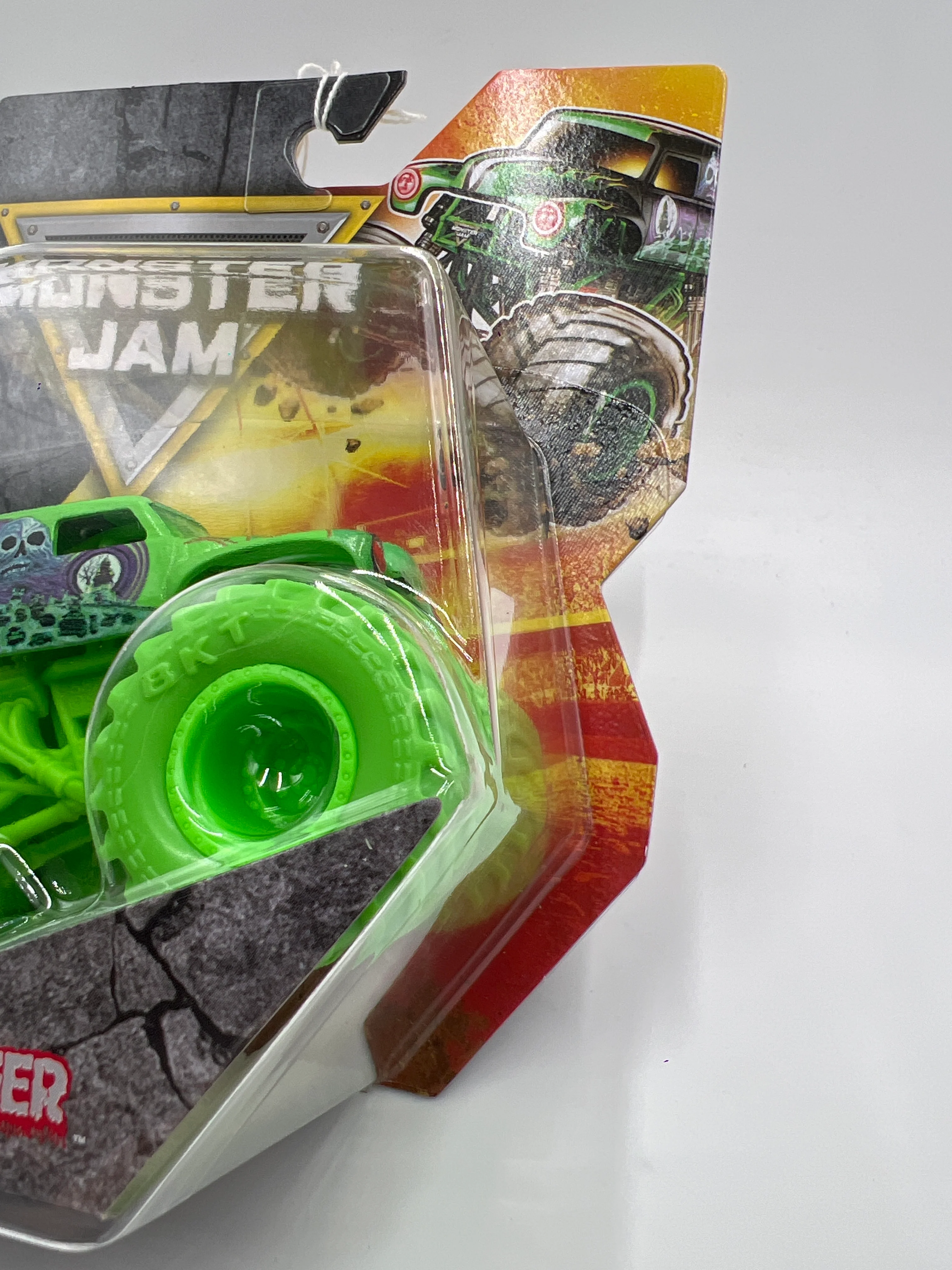 Monster Jam Series 1 Grave Digger Neon Green 134D - Image 3