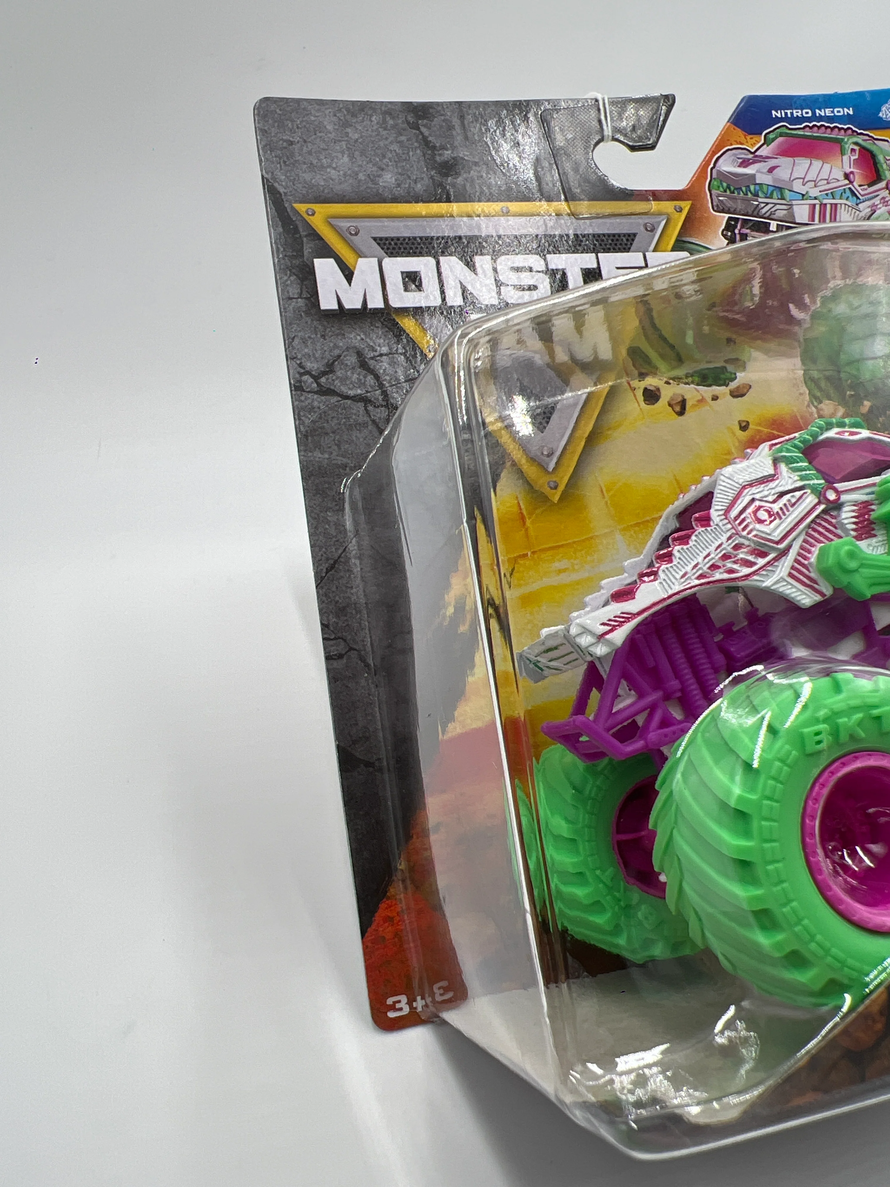 2025 Monster Jam Series 42 Nitro Neon ThunderROARus 126B - Image 4