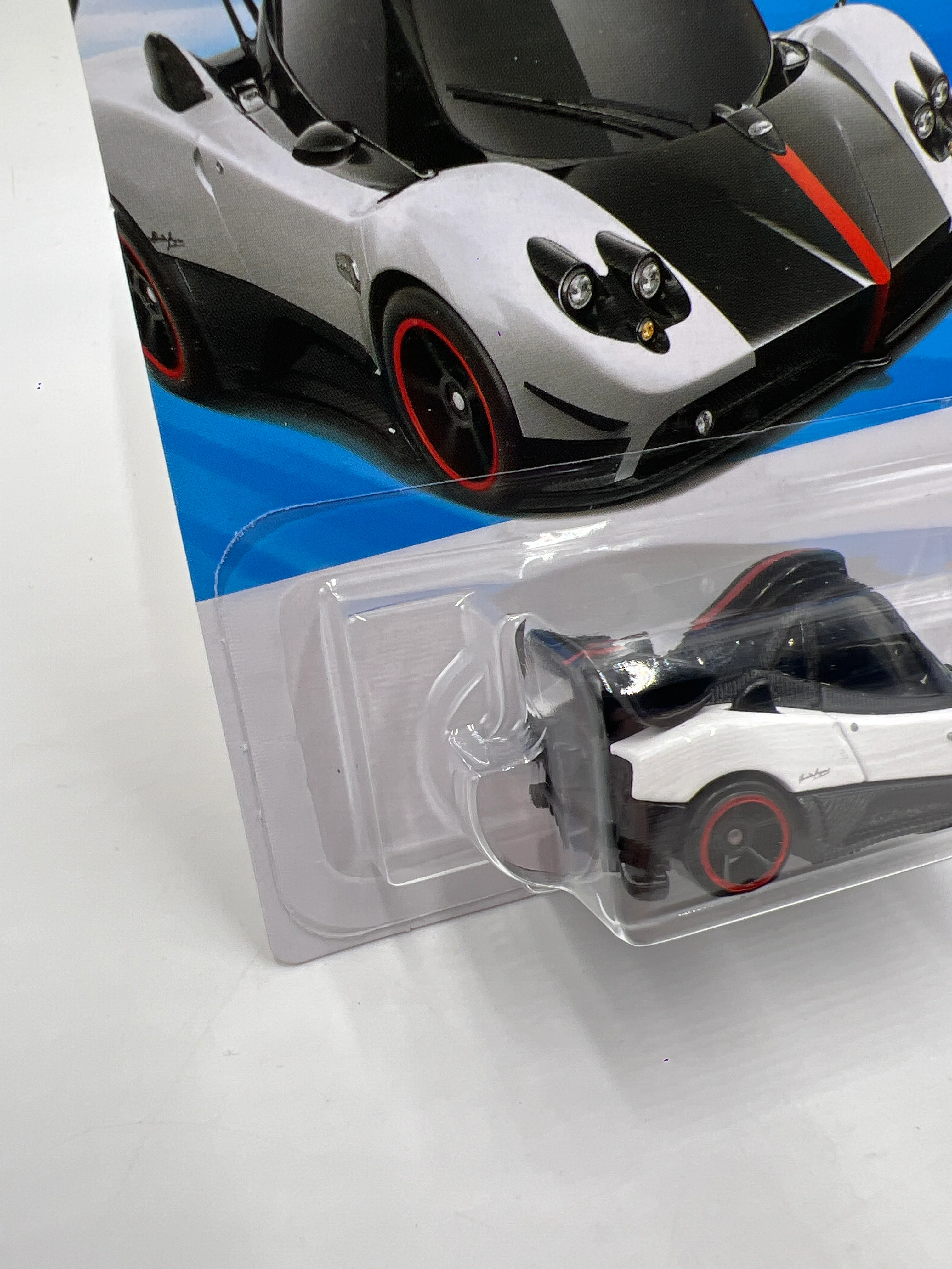 2026 Hot Wheels B Case Exoticars #26 Pagani Zonda Cinque White Tooned 93i - Image 4