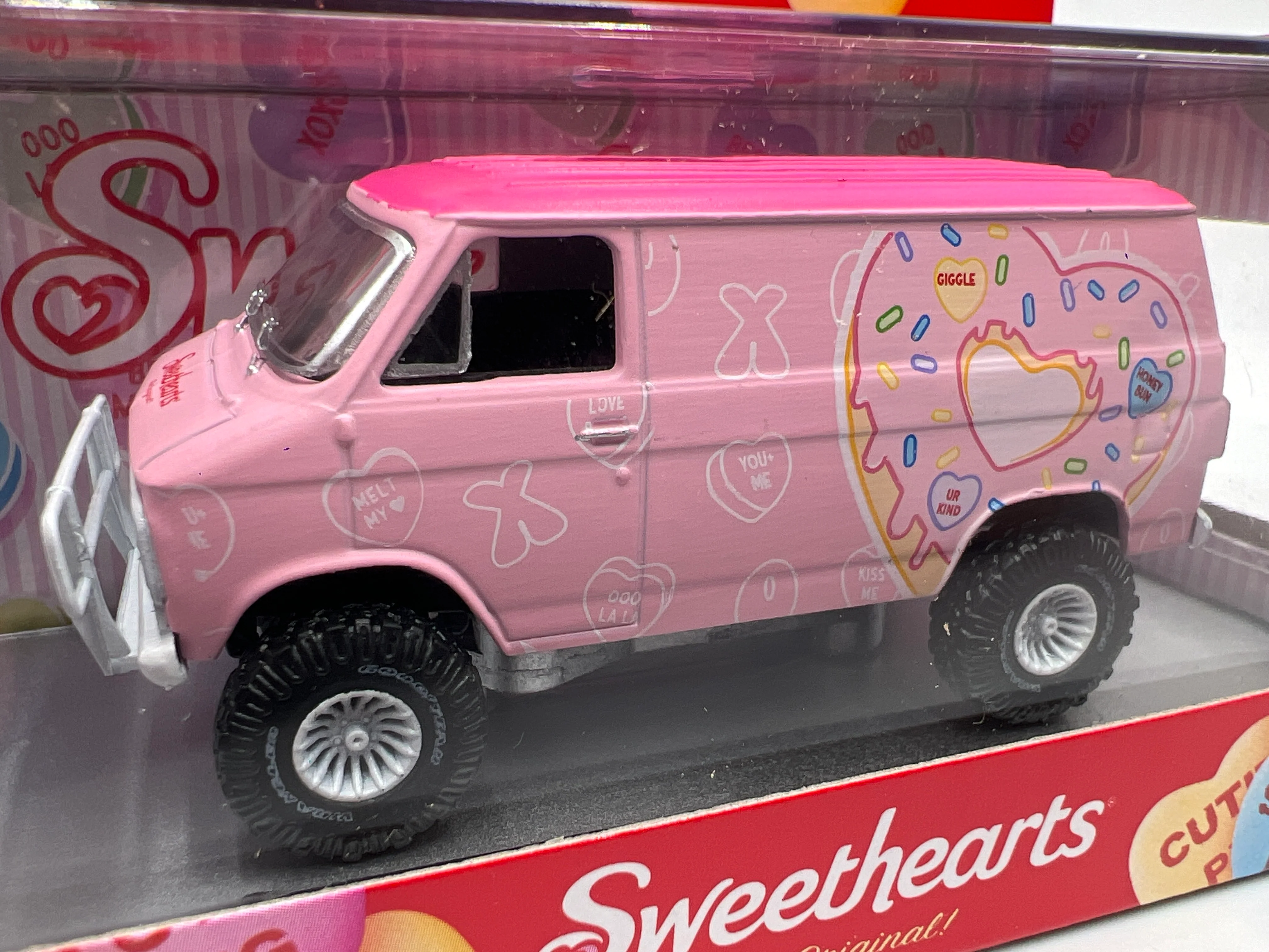 2026 M2 Machines Walmart Exclusive Sweethearts 1971 Chevrolet Van G10 4x4 Pink WMTS23 - Image 2