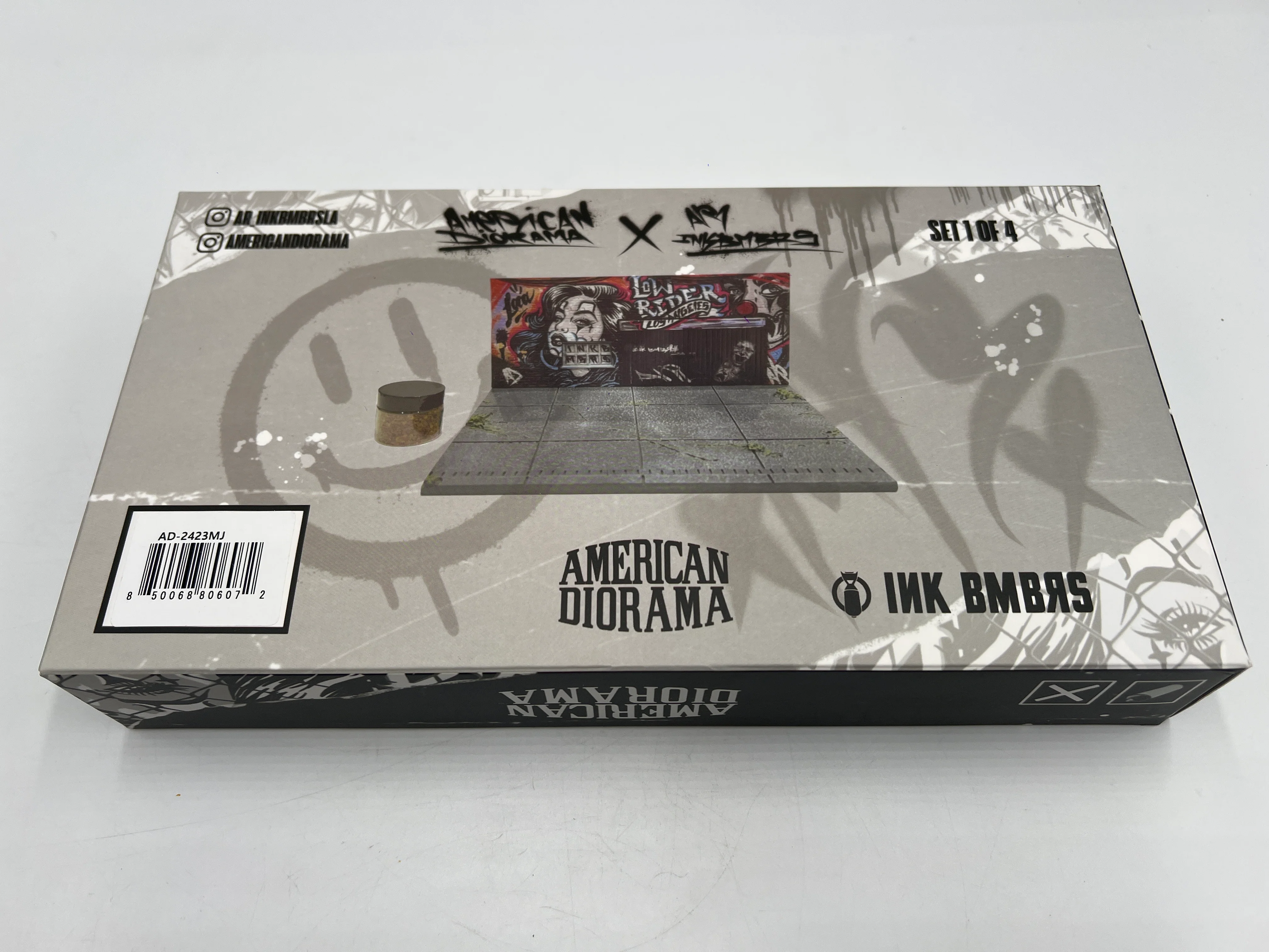 American Diorama 1:64 Mijo Exclusives LA Street Art Resin Diorama Lowrider Limited Edition W/Leaves (Car Not Included) - Image 10