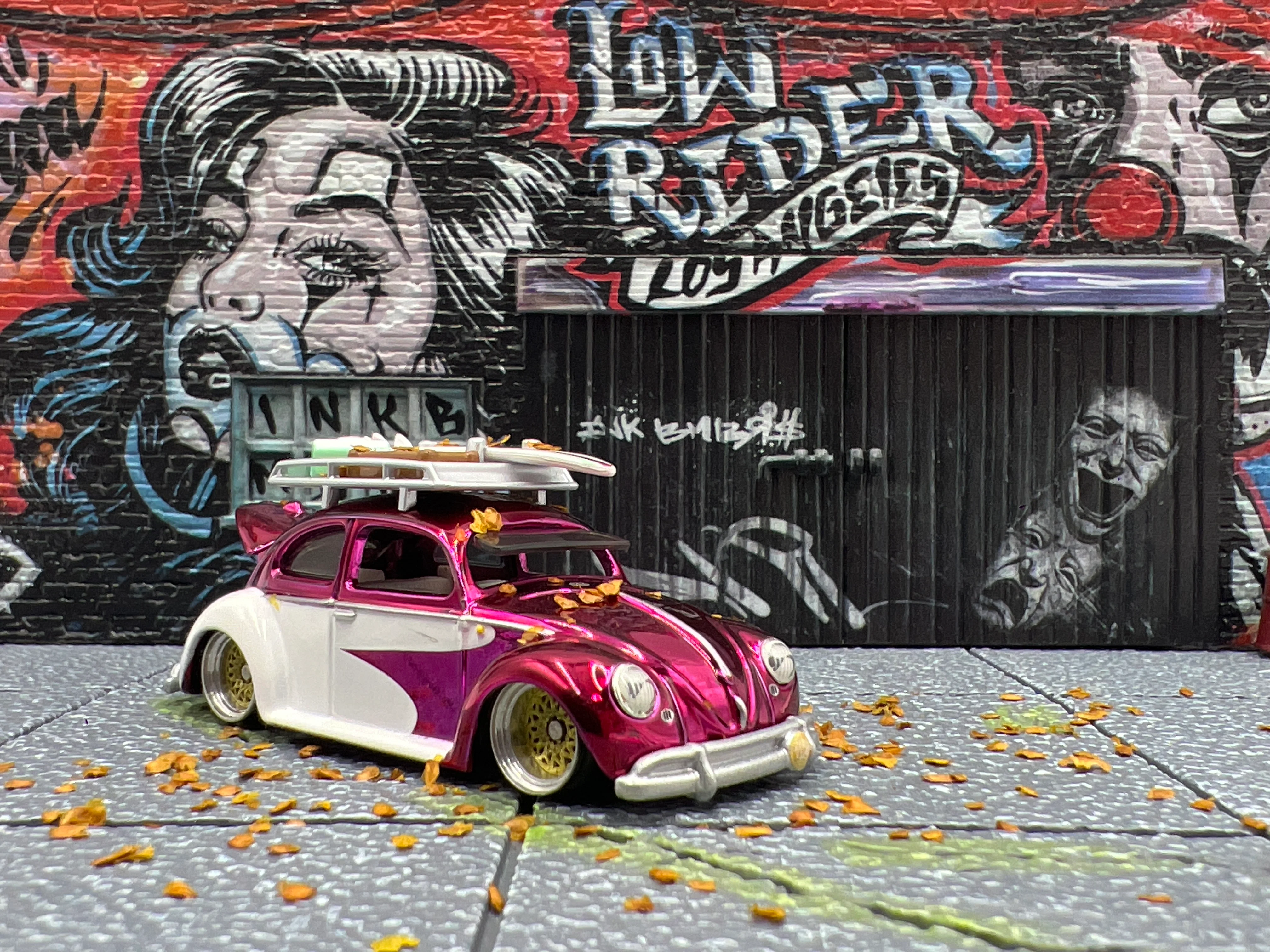 American Diorama 1:64 Mijo Exclusives LA Street Art Resin Diorama Lowrider Limited Edition W/Leaves (Car Not Included) - Image 2