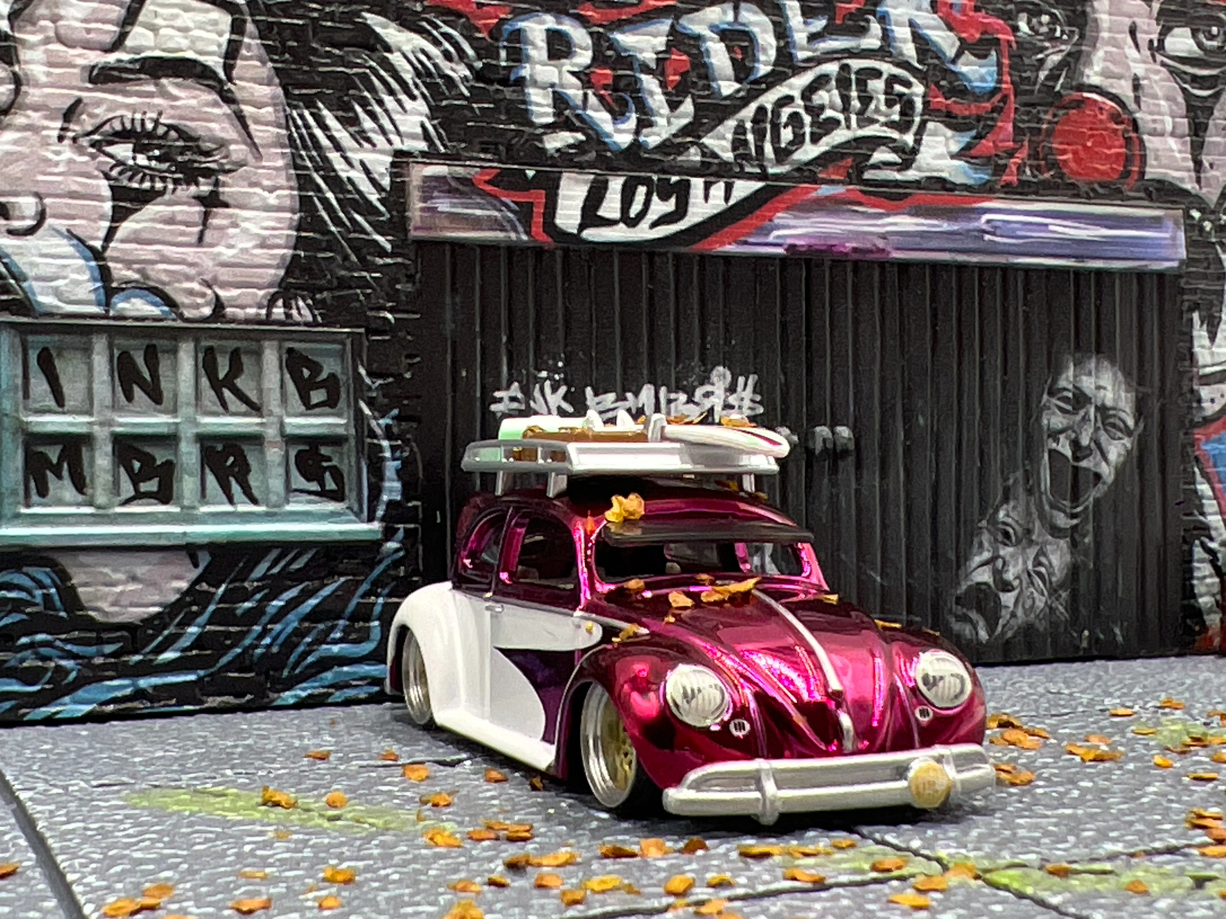American Diorama 1:64 Mijo Exclusives LA Street Art Resin Diorama Lowrider Limited Edition W/Leaves (Car Not Included) - Image 3