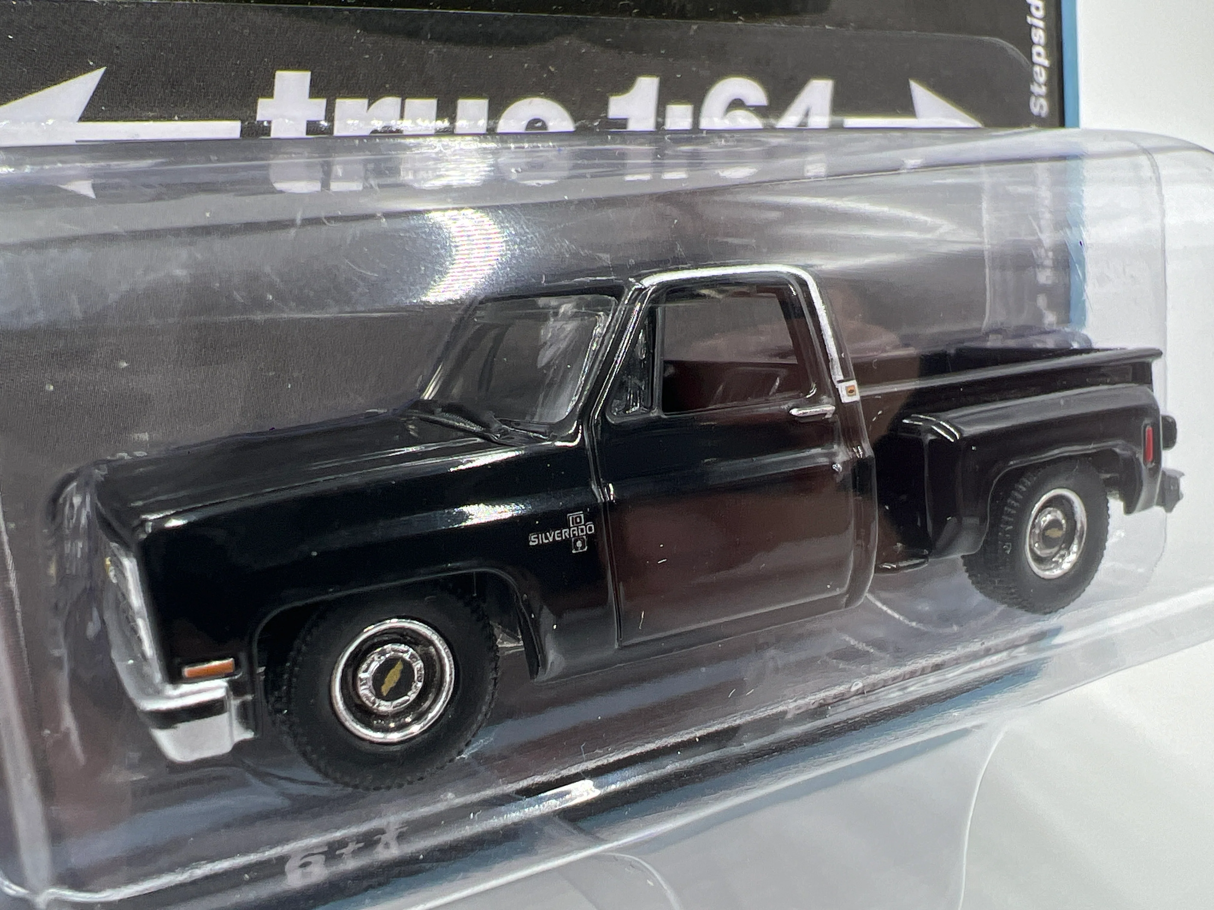 Auto World Muscle Trucks Release 1 Version A 1983 Chevy Silverado Stepside Black 185C - Image 2