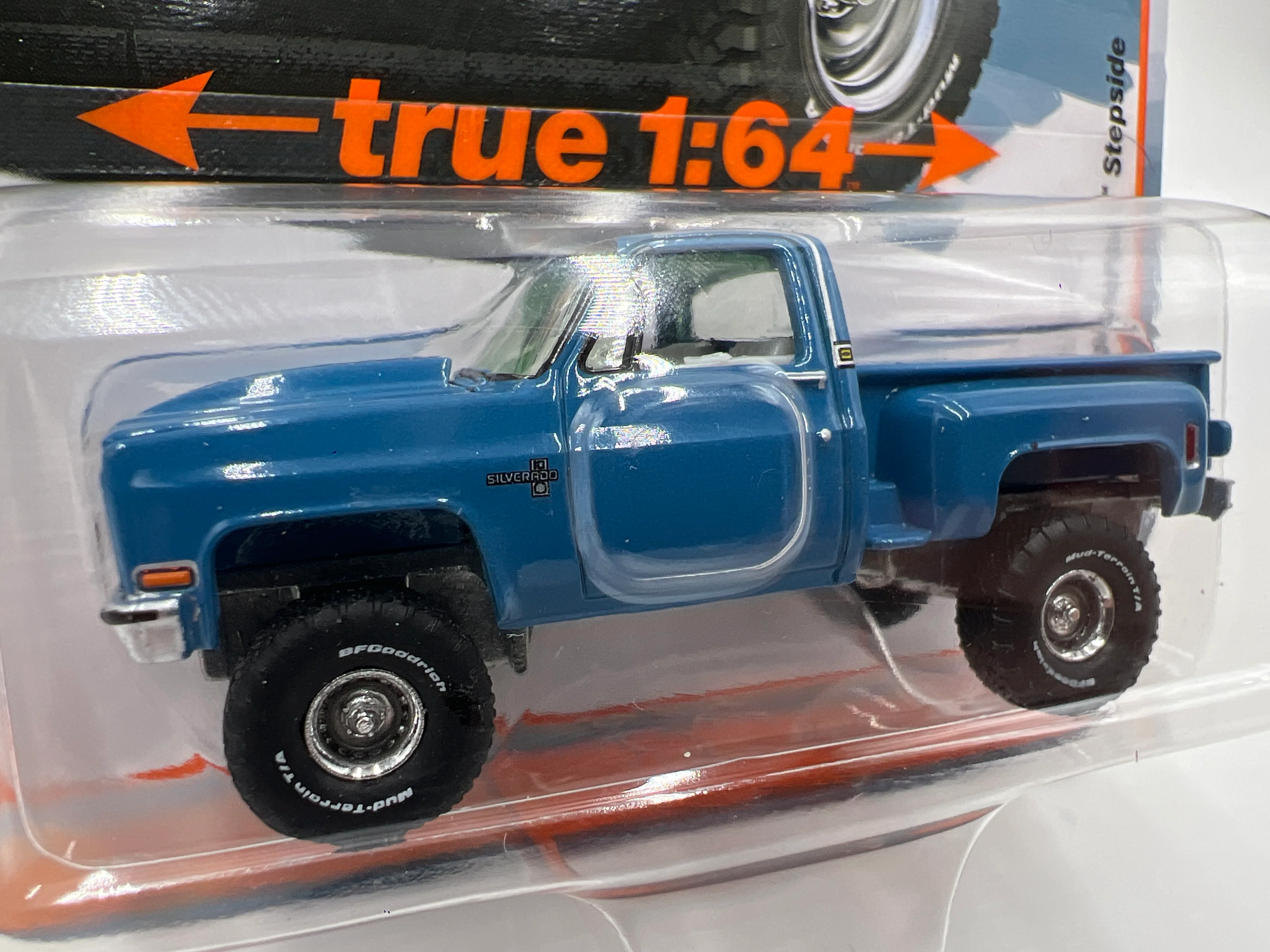 Auto World Muscle Trucks Release 3 Version A 1981 Chevy Silverado Stepside Blue 185C - Image 3