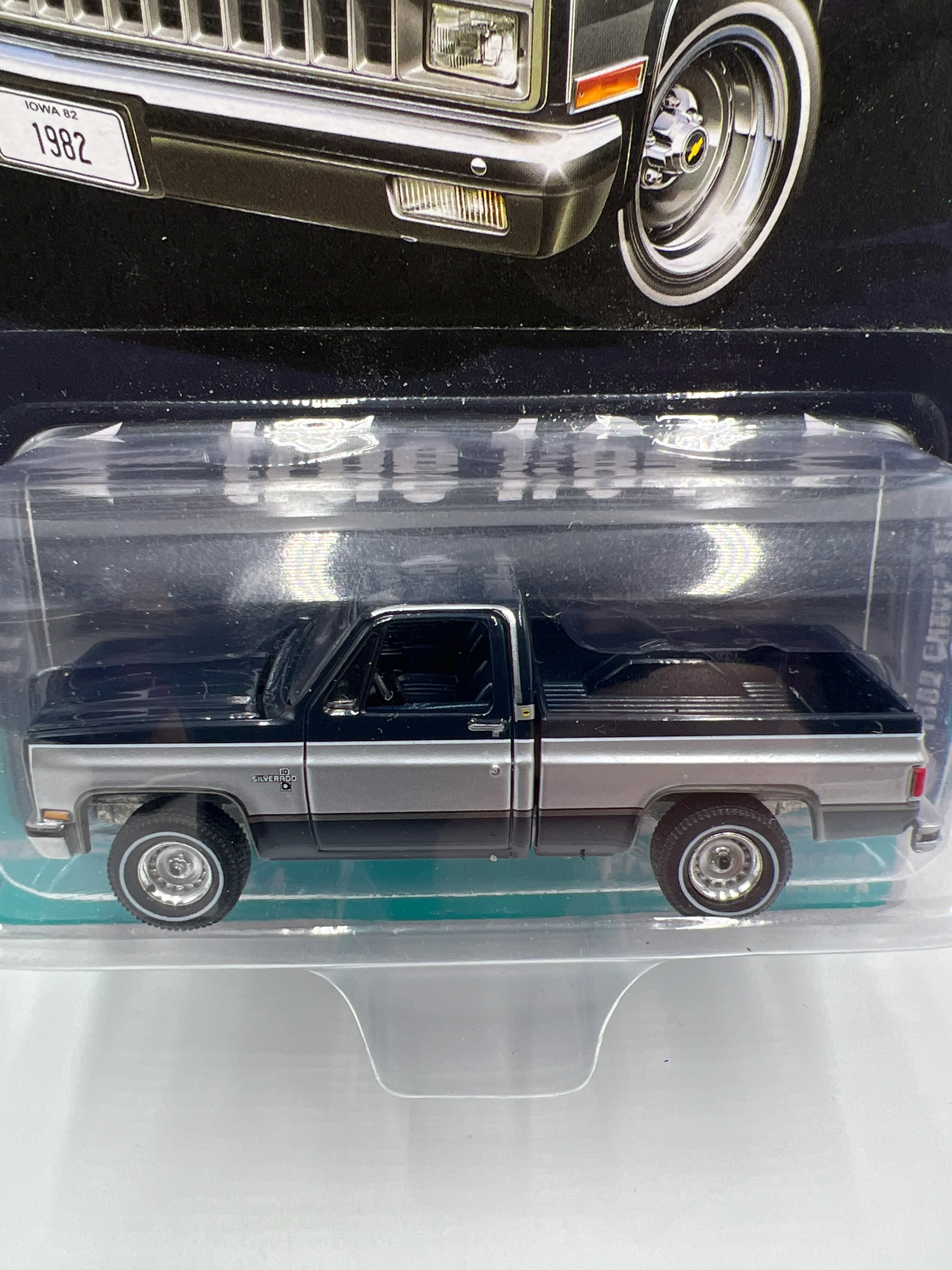 Auto World Muscle Trucks Release 2 Version A 1982 Chevy Silverado 10 Fleetside Dark Blue/Silver - Image 3