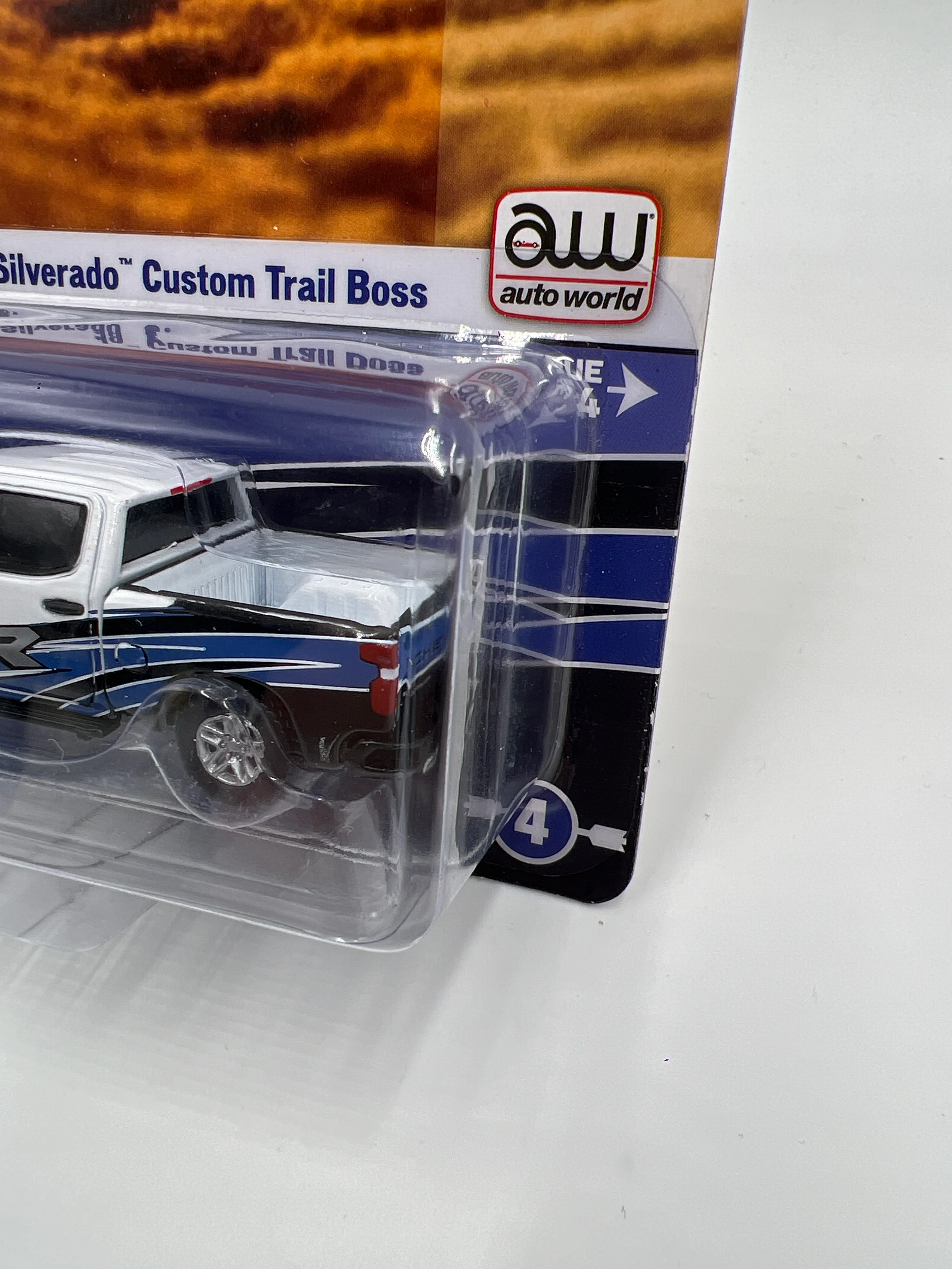 Auto World Big Country Collectibles Polaris RZR 2020 Chevy Silverado Custom Trail Boss 181D - Image 4