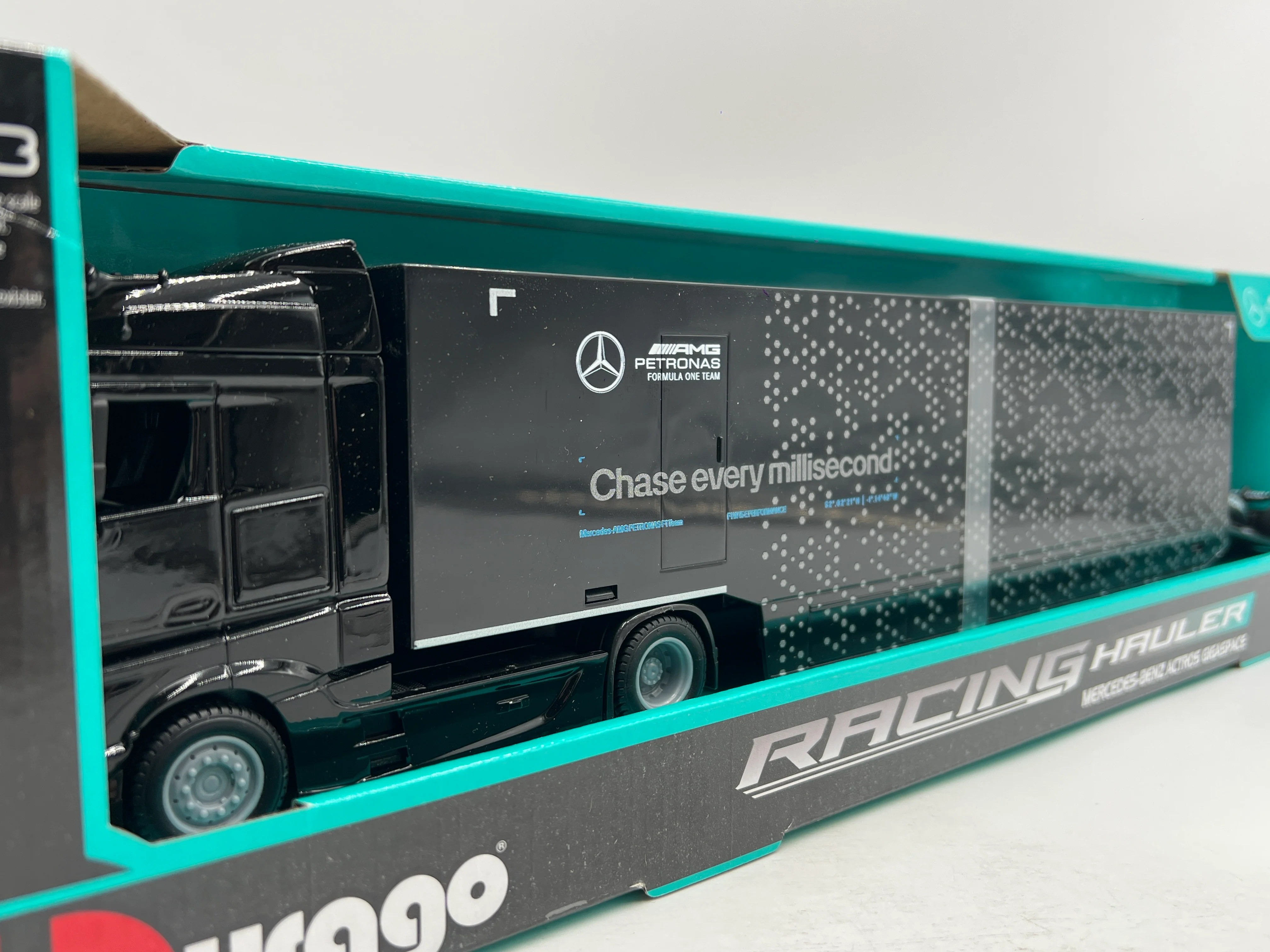 Bburago 1:43 Racing Hauler F1W15 AMG Petronas Mercedes-Benz Actros Gigaspace #63 Formula 1 - Image 2