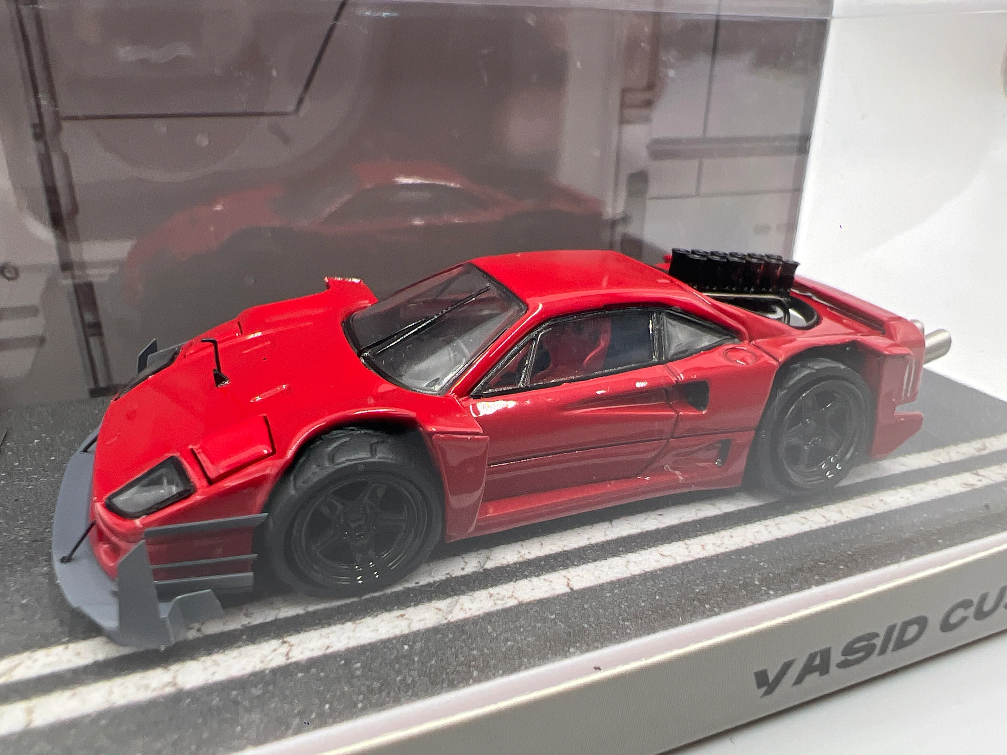 DCM 1/64 #14/599 AI.Yasid Custom Ferrari F40 Red - Image 3