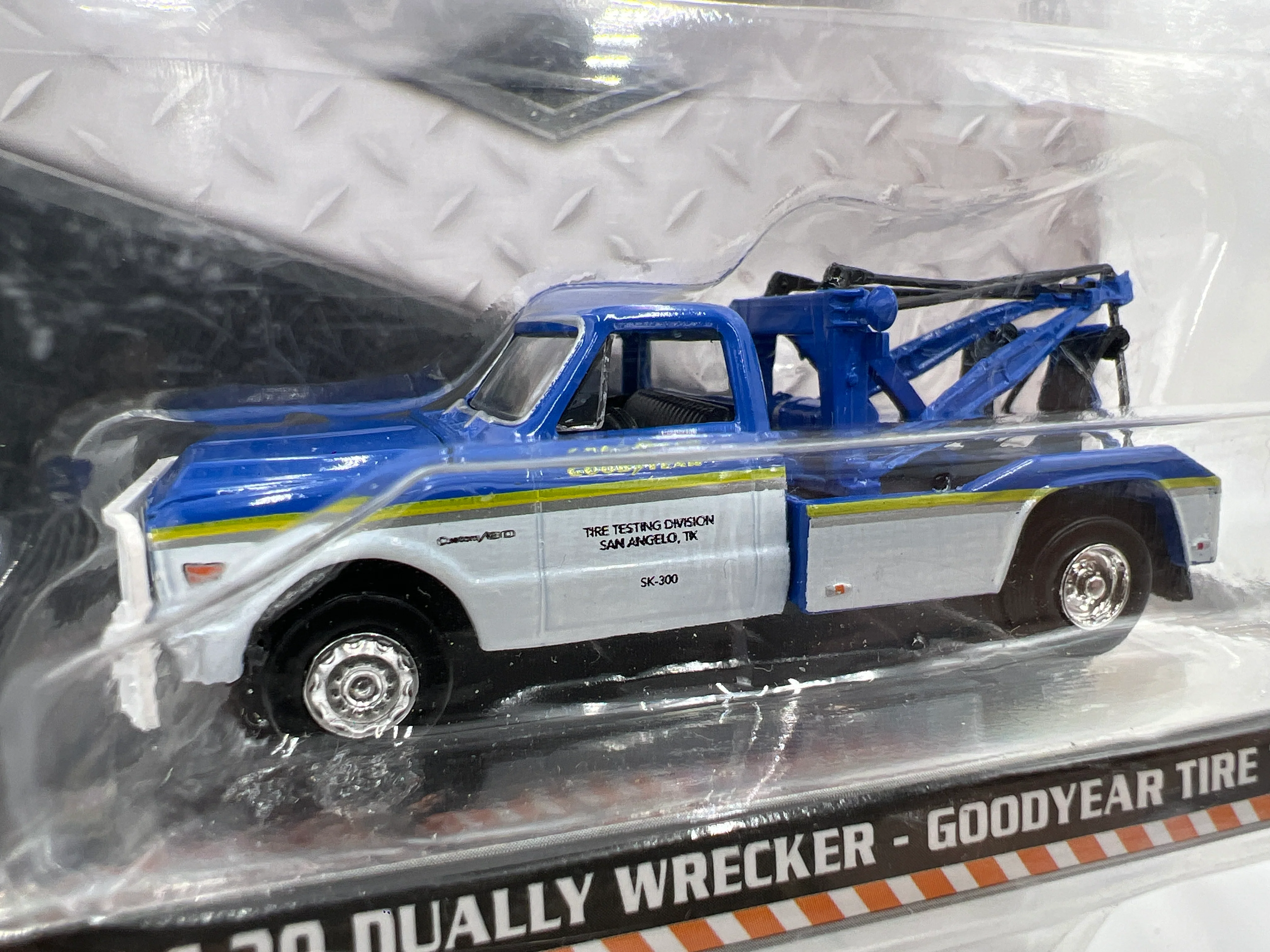 Greenlight Dually Drivers Series 10 1972 Chevrolet C-30 Dually Wrecker Goodyear Tire Testing Division 181B - Image 3