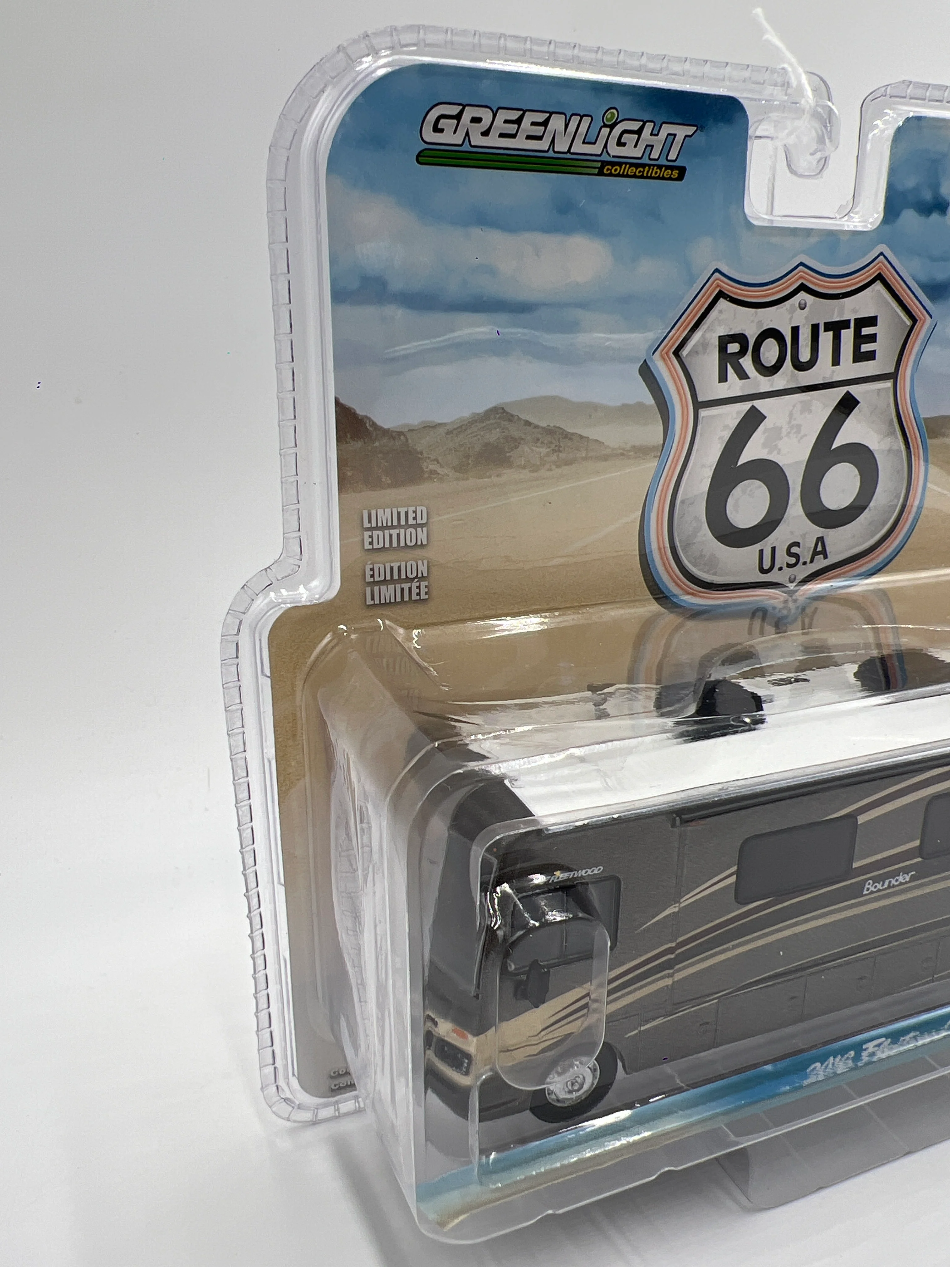 Greenlight Route 66 USA 2016 Fleetwood Bounder - Image 4