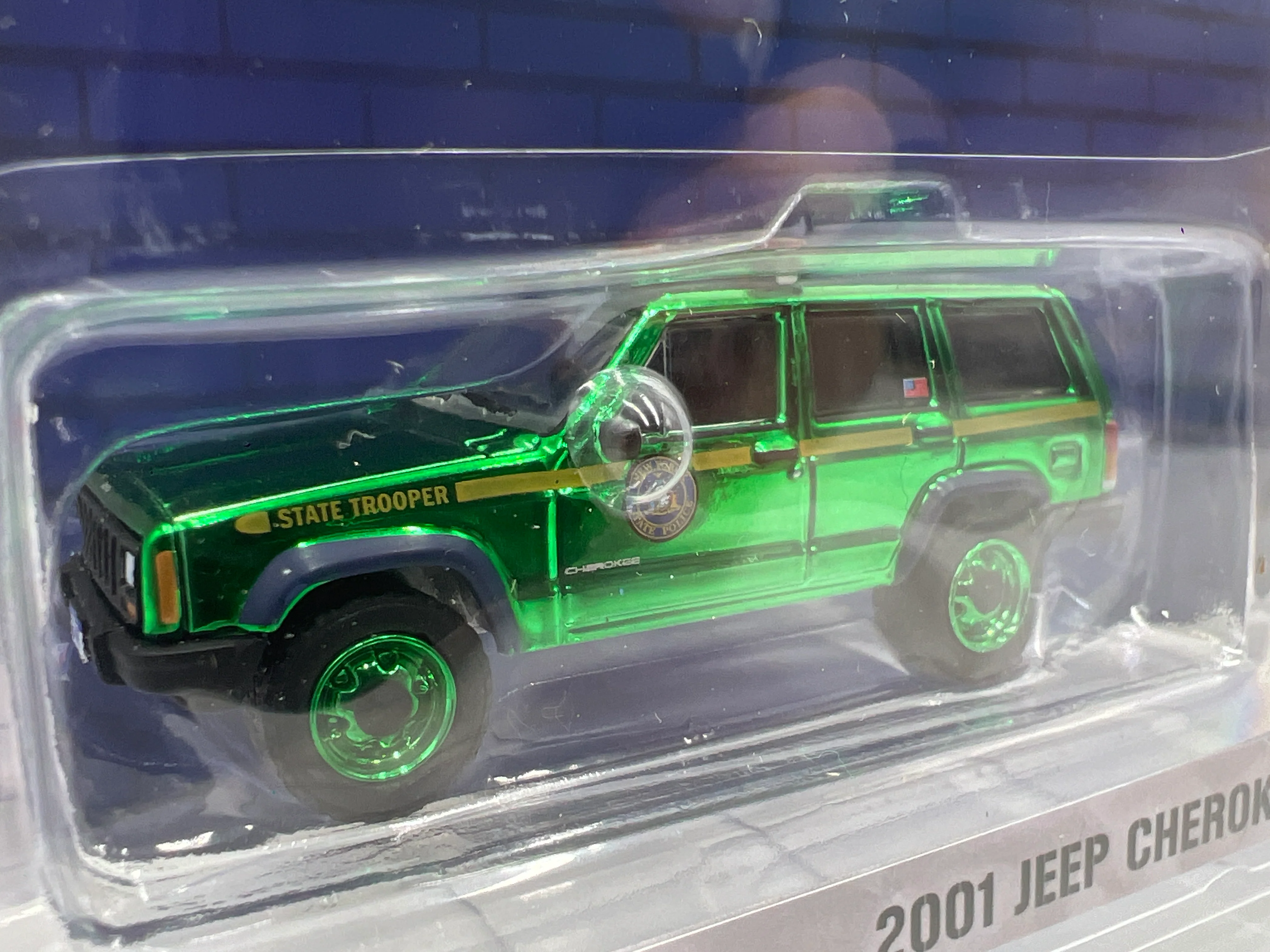 Greenlight Hobby Exclusive CHASE Hitch & Tow Hot Pursuit 2001 Jeep Cherokee W/Small Cargo Trailer - Image 2