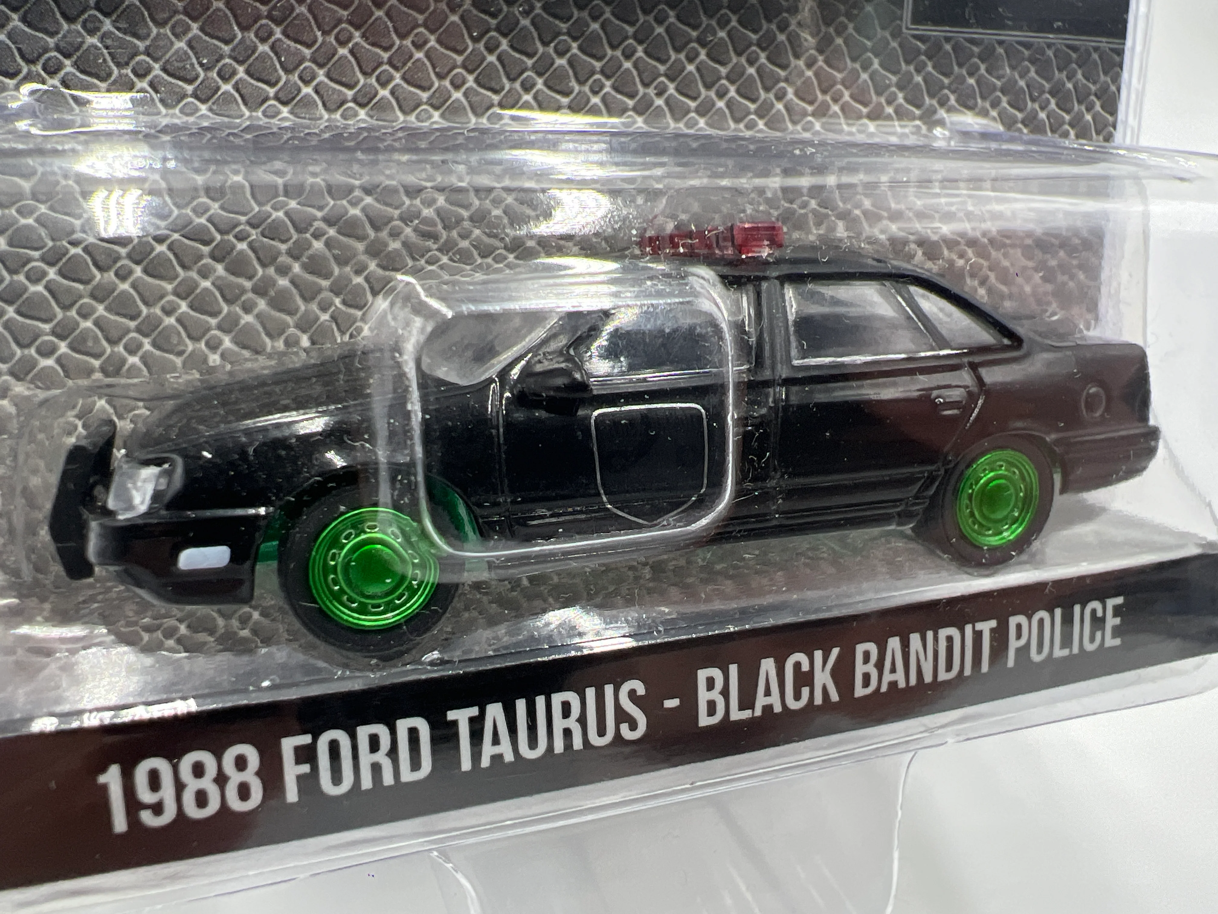 Greenlight Black Bandit Series 27 CHASE 1988 Ford Taurus Black Bandit Police - Image 3