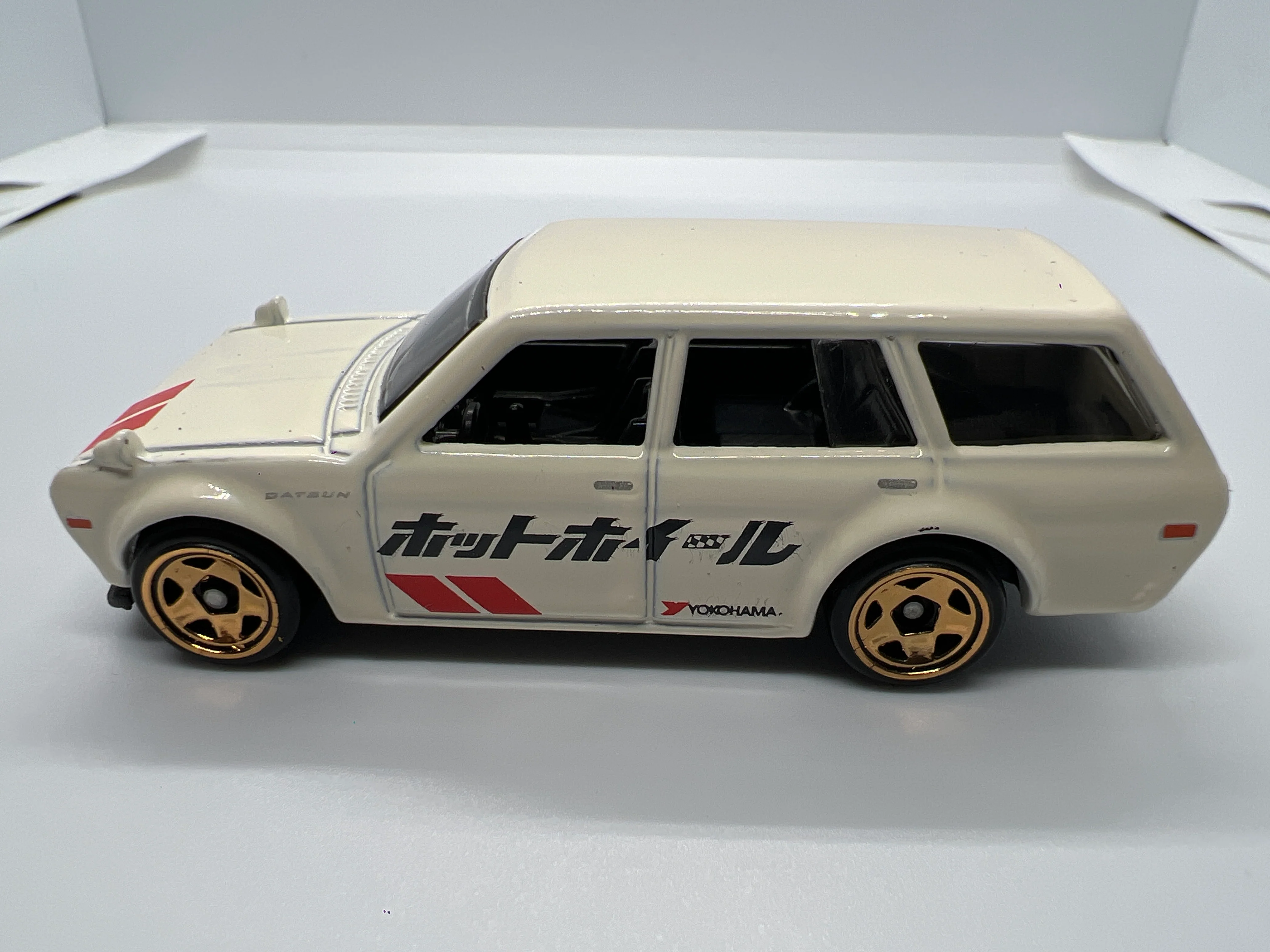 Hot Wheels 1/64 Hot Wagons 71 Datsun 510 Wagon White Loose - Image 4
