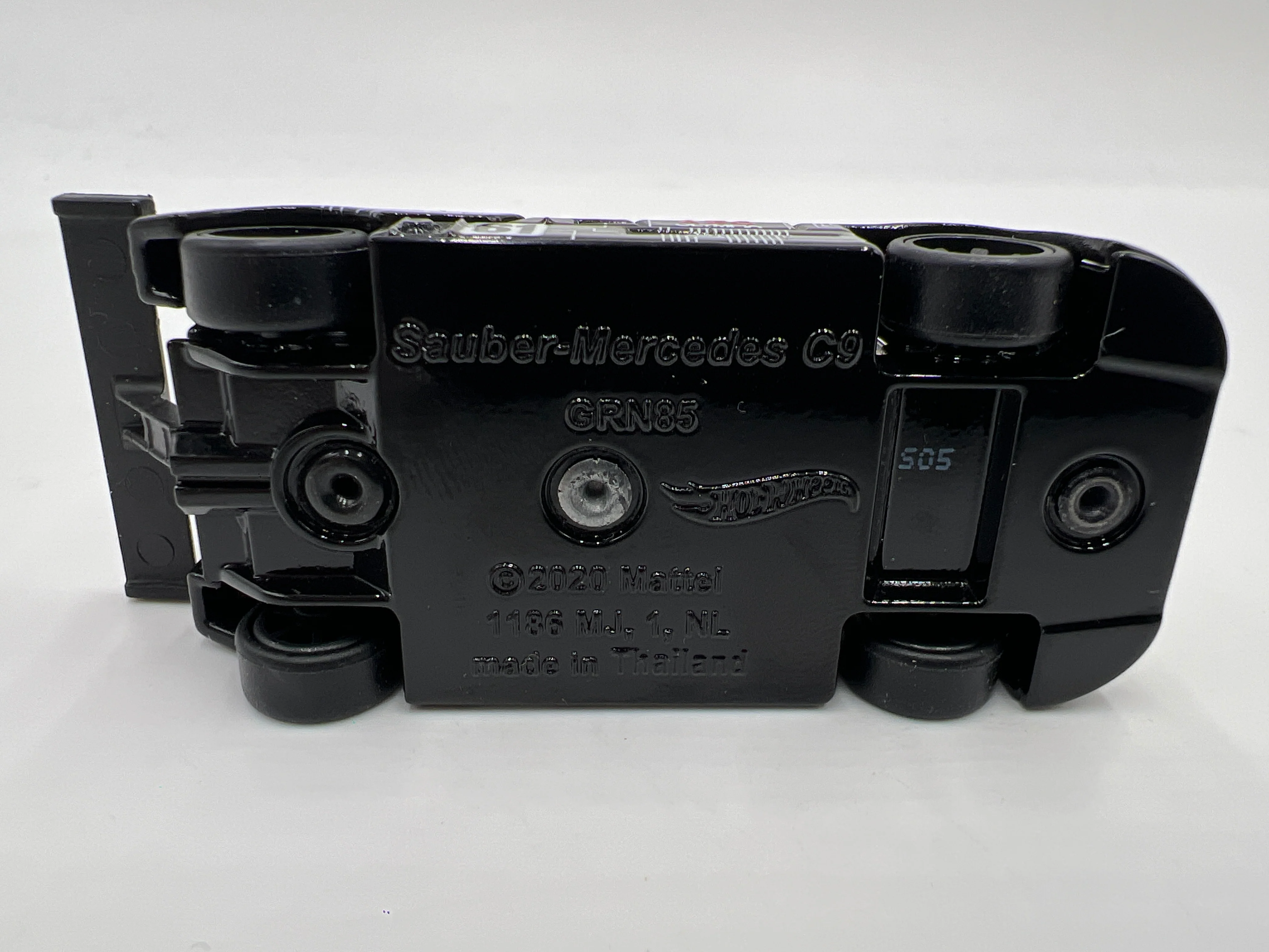 Hot Wheels 1/64 Premium Diorama Set Sauber-Mercedes C9 Black Loose - Image 6