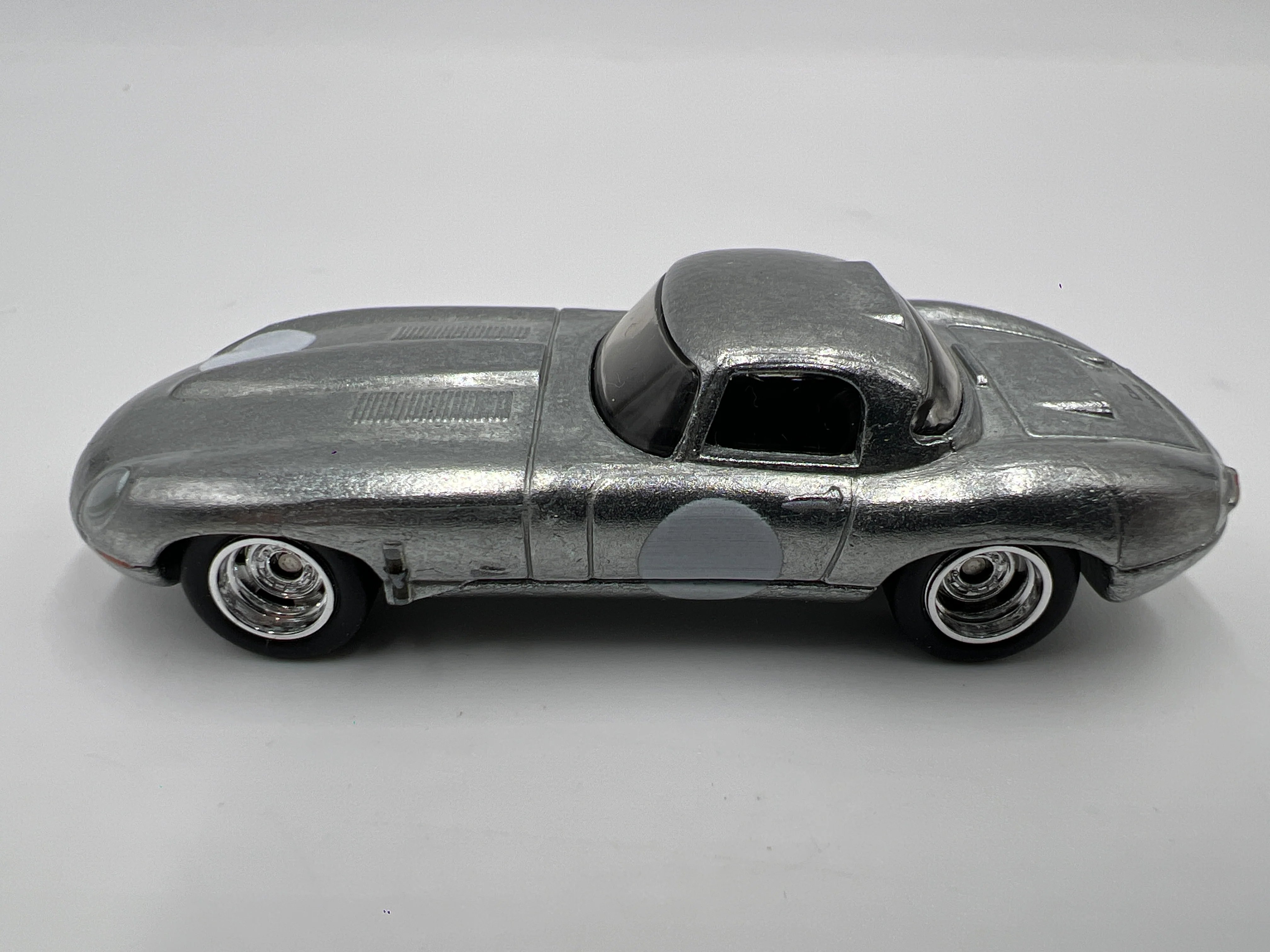 Hot Wheels 1/64 Premium Diorama Set Jaguar Lightweight E-Type Silver Loose - Image 4