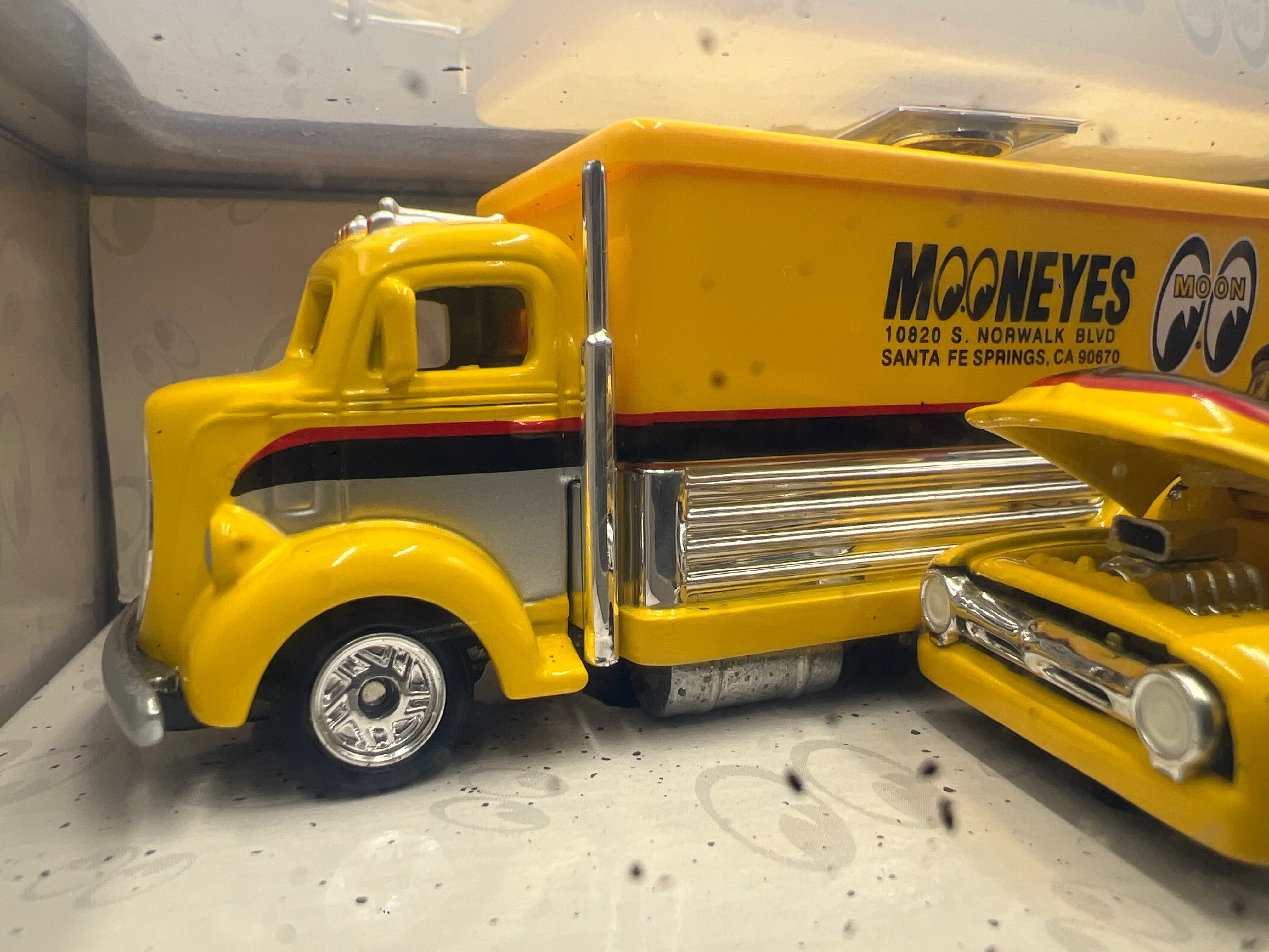 Hot Wheels Black Box 100% Hot Rod Series Moon Equipped Truck Set Mooneyes - Image 4