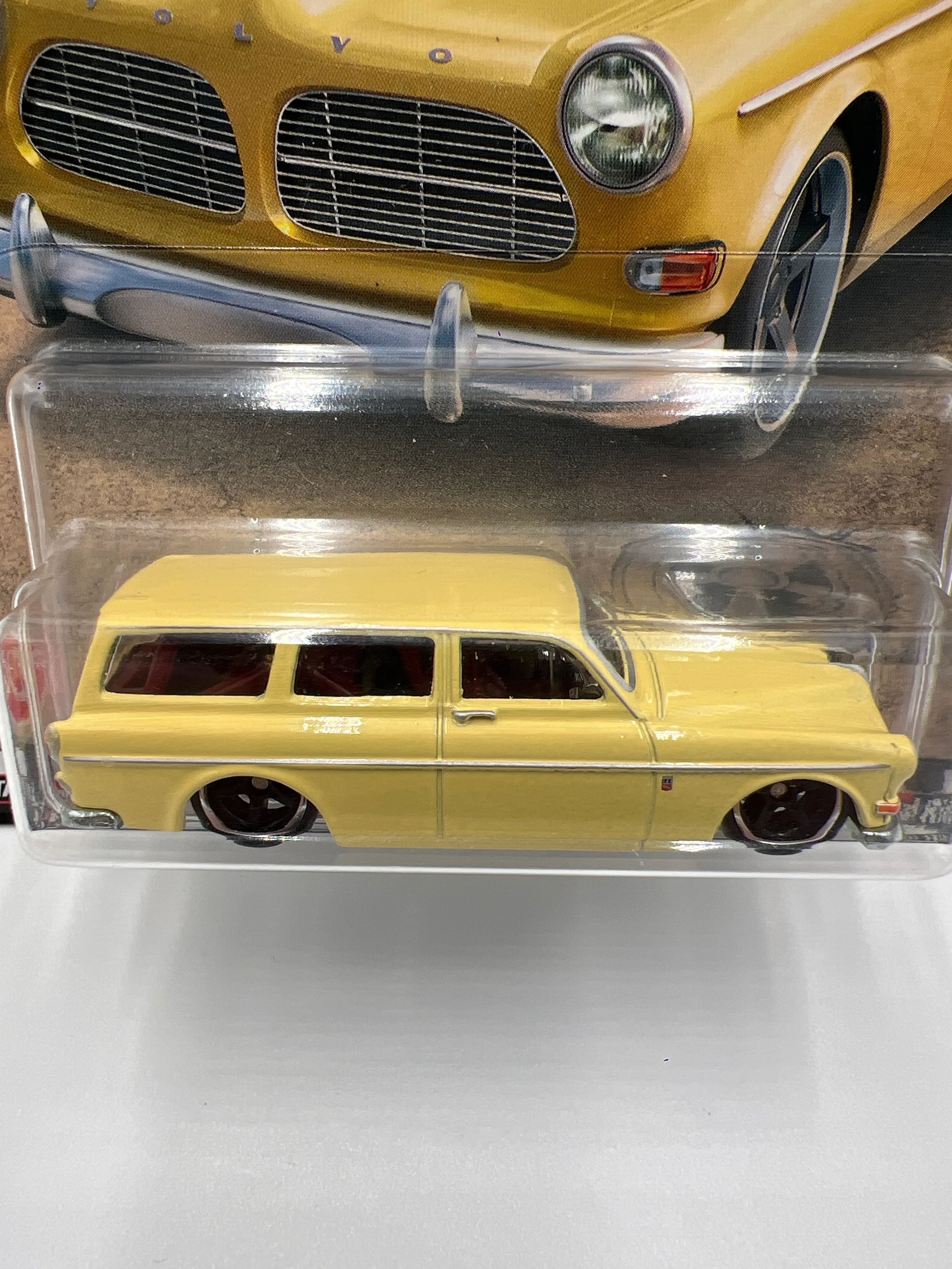 Hot Wheels Premium Boulevard #50 Volvo P220 Amazon Estate Yellow 263G - Image 3