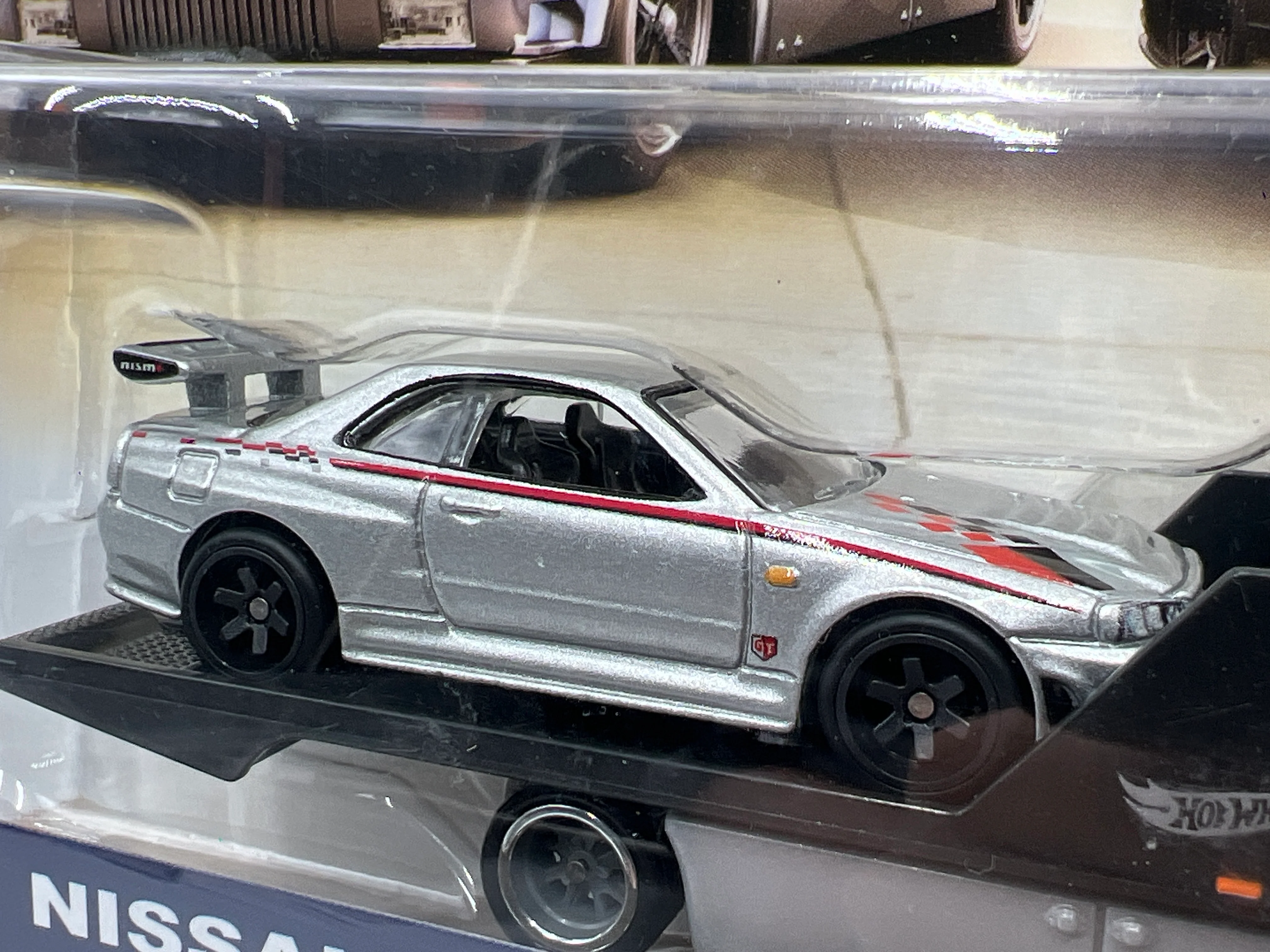Hot Wheels Car Culture Team Transport #12 Nismo Nissan Skyline GT-R BNR34 & Aero Lift W/Protector - Image 2
