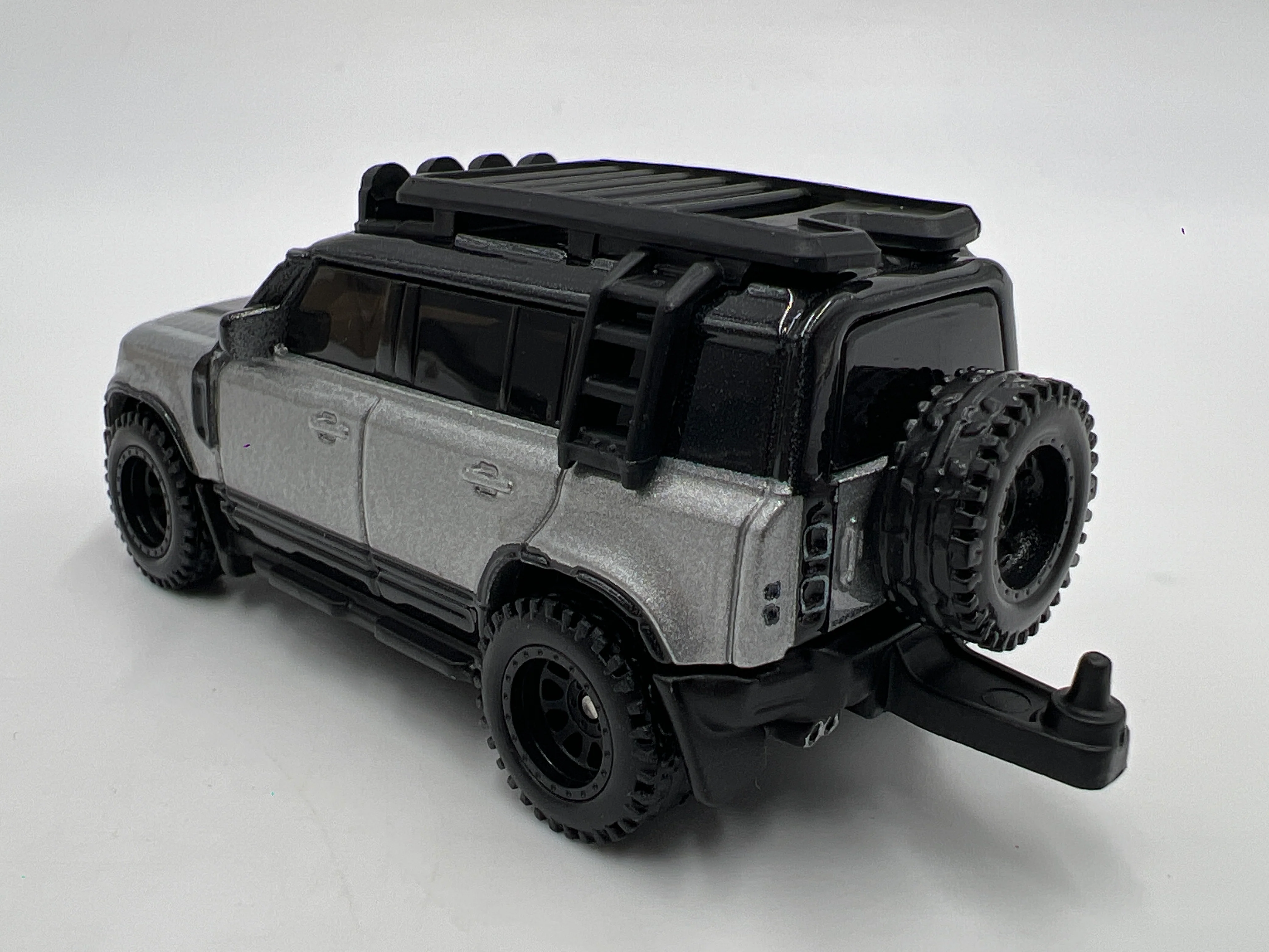 Hot Wheels 1/64 Premium 2023 Land Rover Defender 110 Silver/Black Loose - Image 2