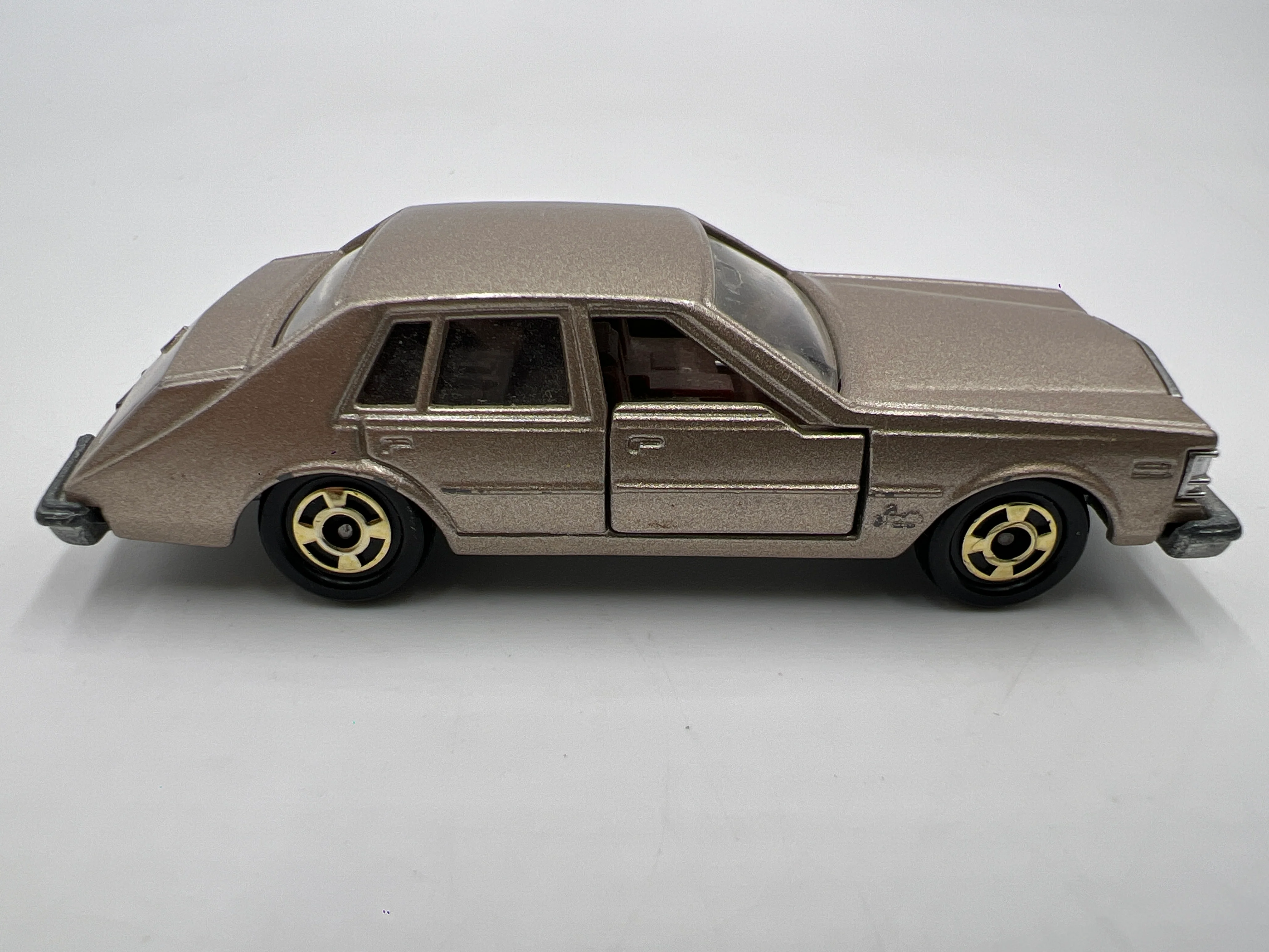 Tomica No. F45 Cadillac Seville Gold Loose - Image 4