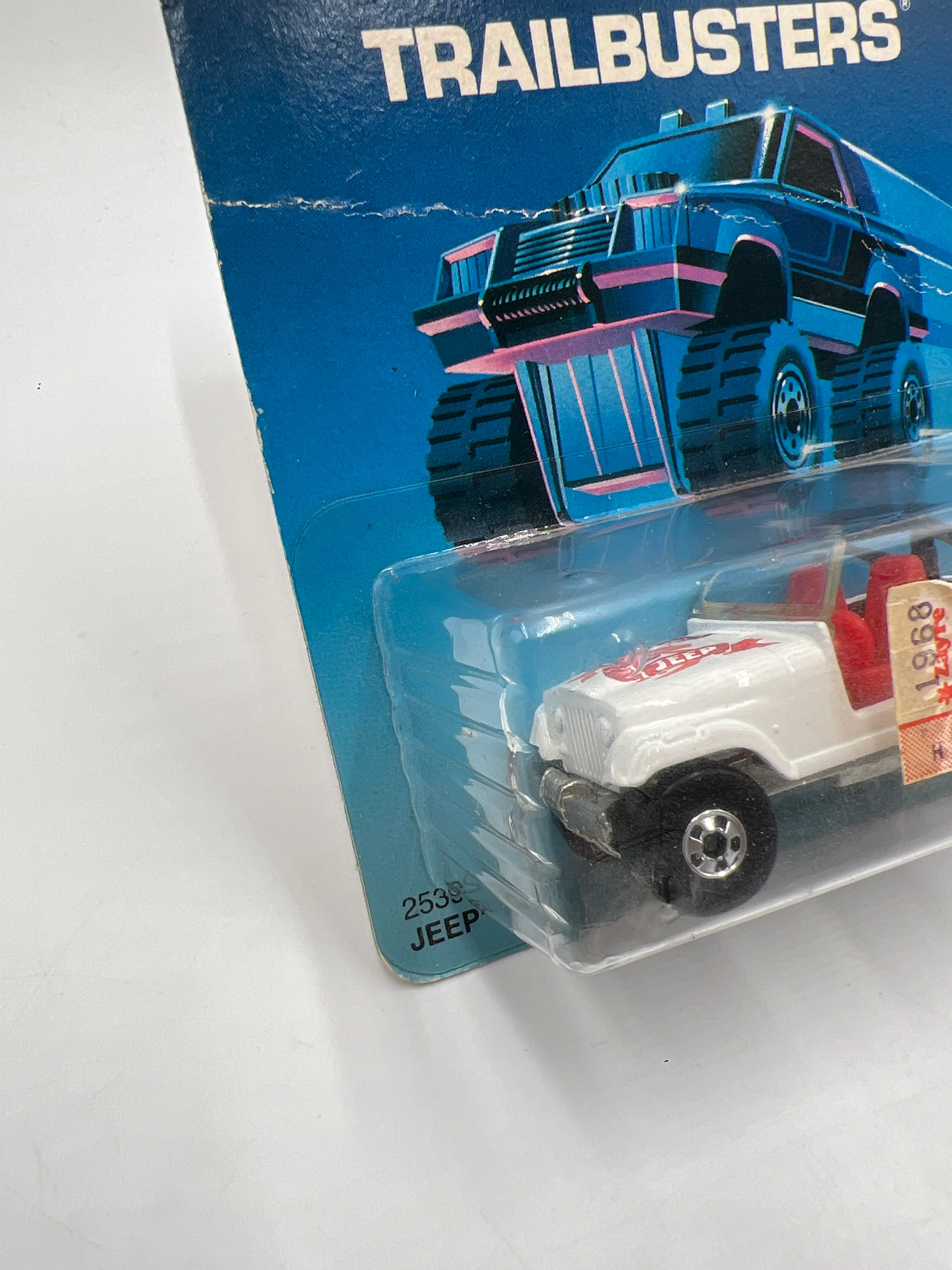 Hot Wheels Original 1986 Trailbusters Jeep CJ-7 White Unpunched W/Protector Bad Card - Image 4